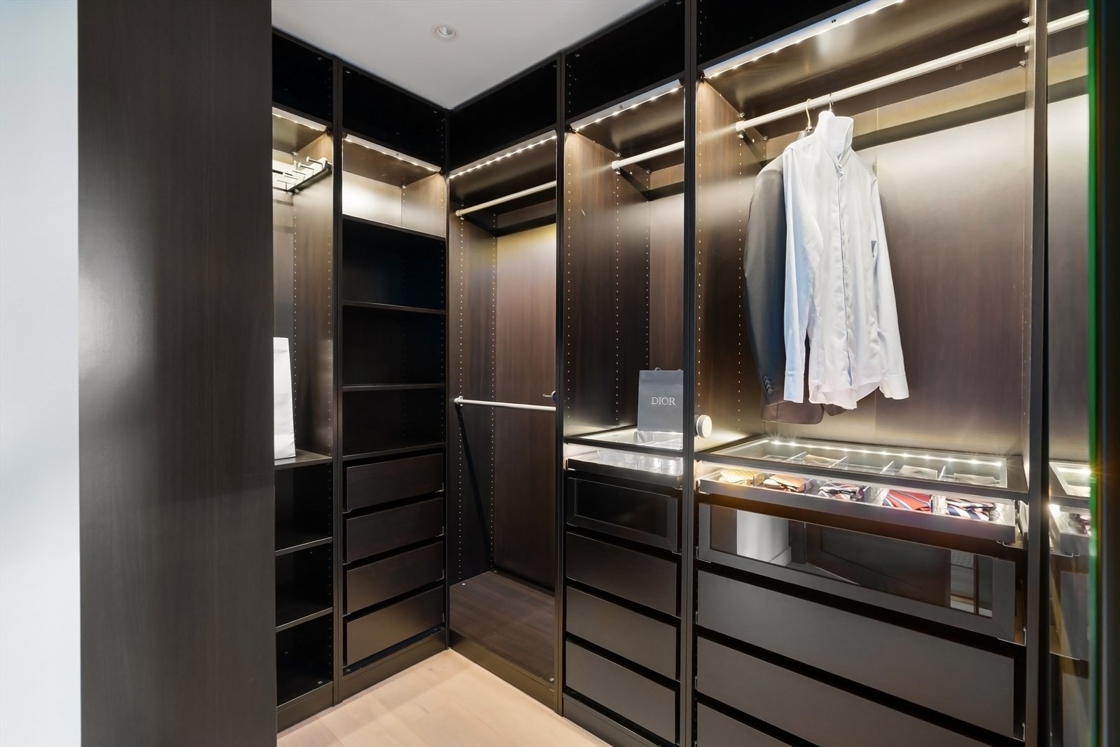 Rikelig med skapplass i walk-in sone. Galleribilde