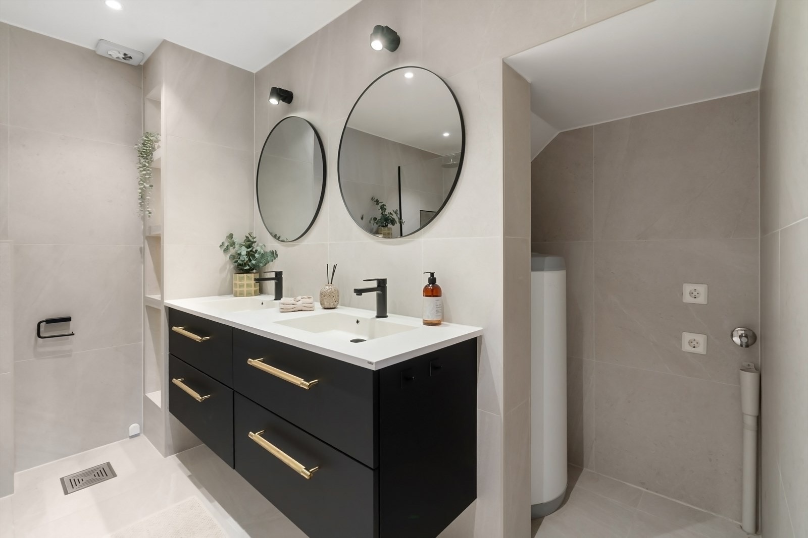 Praktisk dobbelservant med rikelig med oppbevaringsplass. Håndtak fra Buster + Punch. Vegghengt toalett, nisjer i vegg og opplegg til vaskemaskin og tørketrommel. Galleribilde