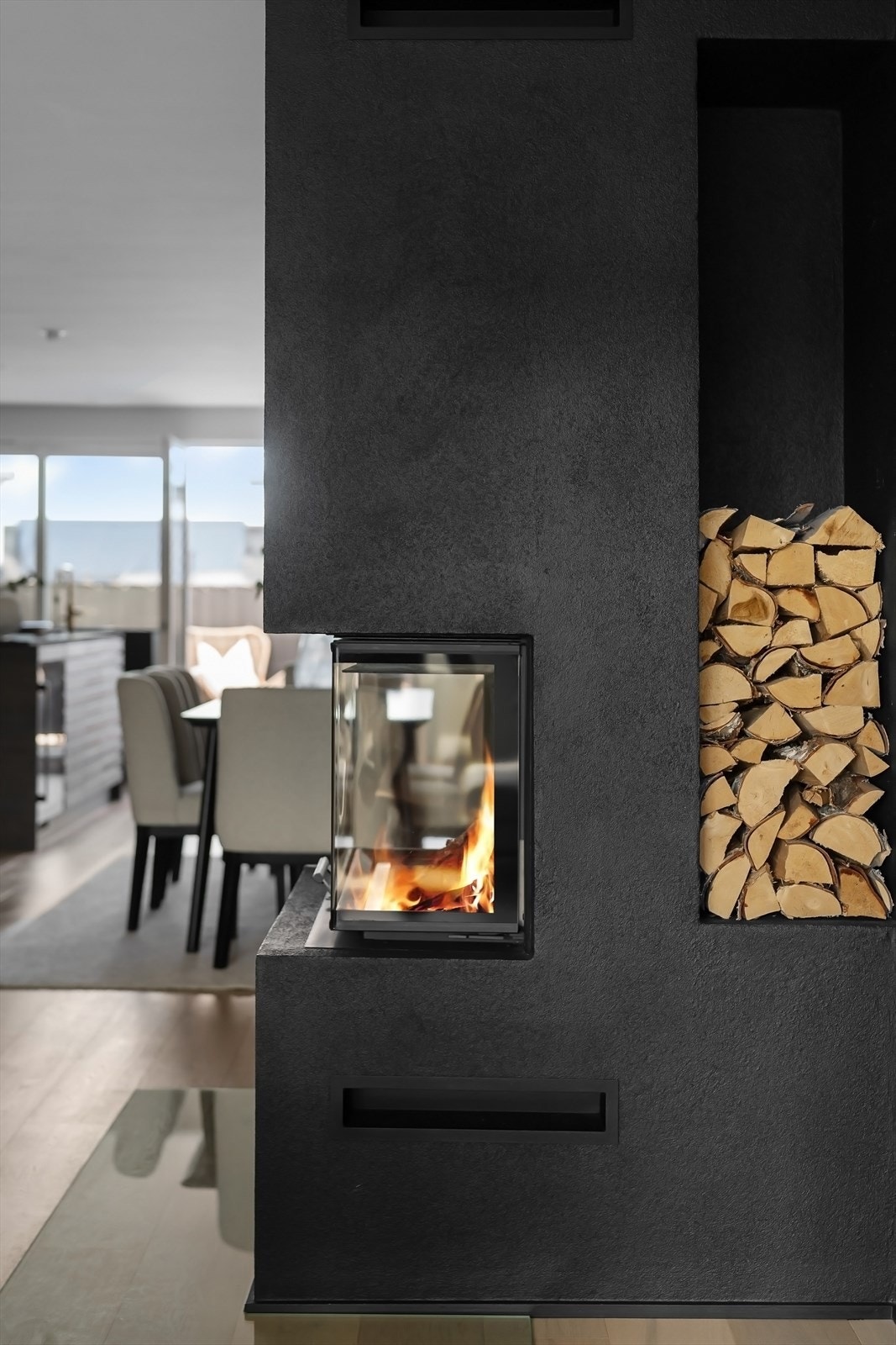 Legg merke til nisjen for oppbevaring av ved. Galleribilde