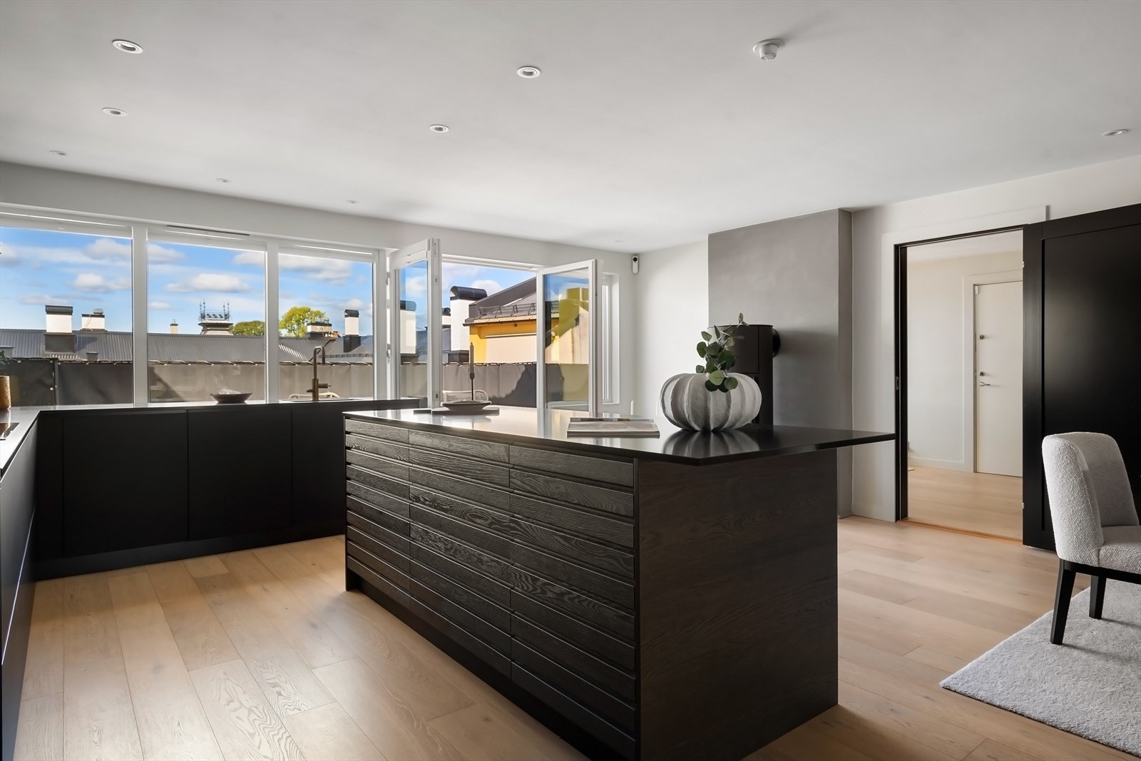 Svært praktisk kjøkkenøy med barløsning. Galleribilde