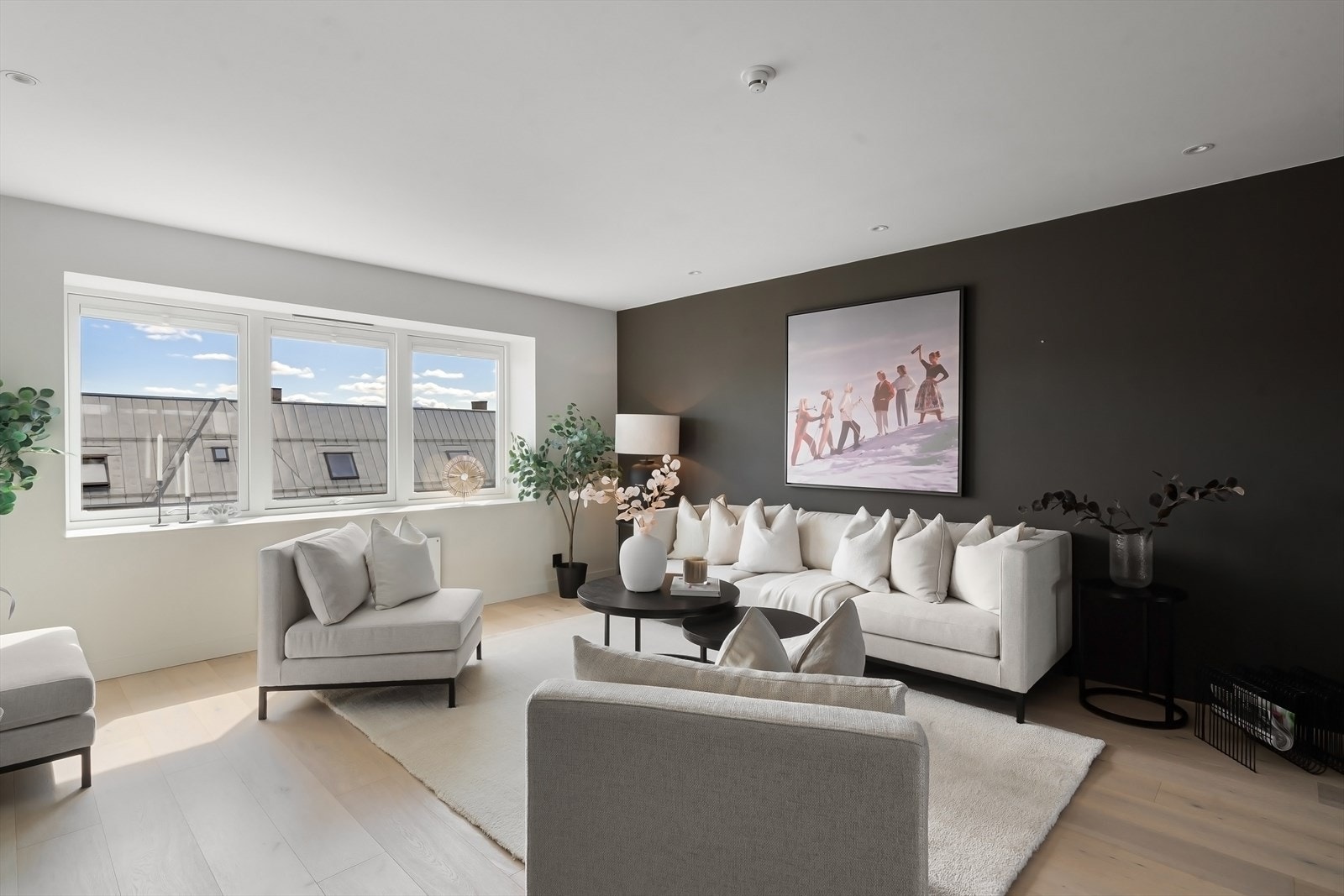 Romslig TV-stue med god plass til sofagruppe og annet møblement. Galleribilde