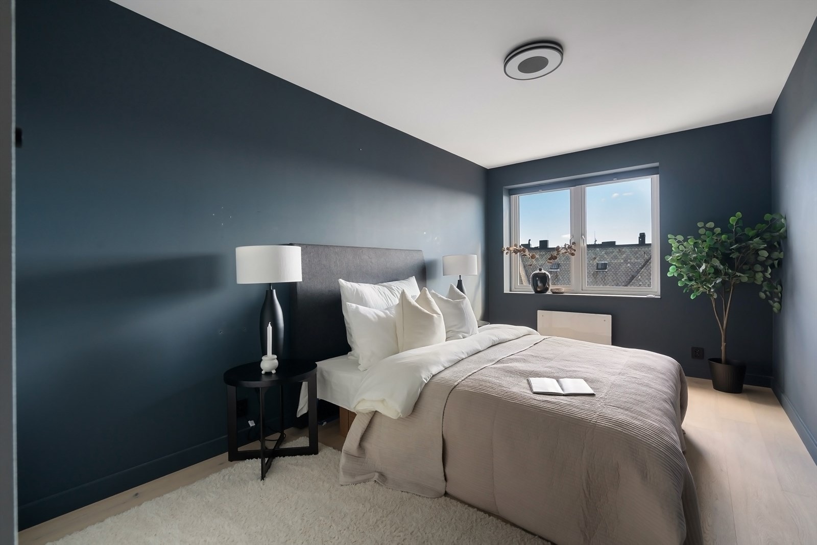 God plass til dobbeltseng og nattbord. Galleribilde