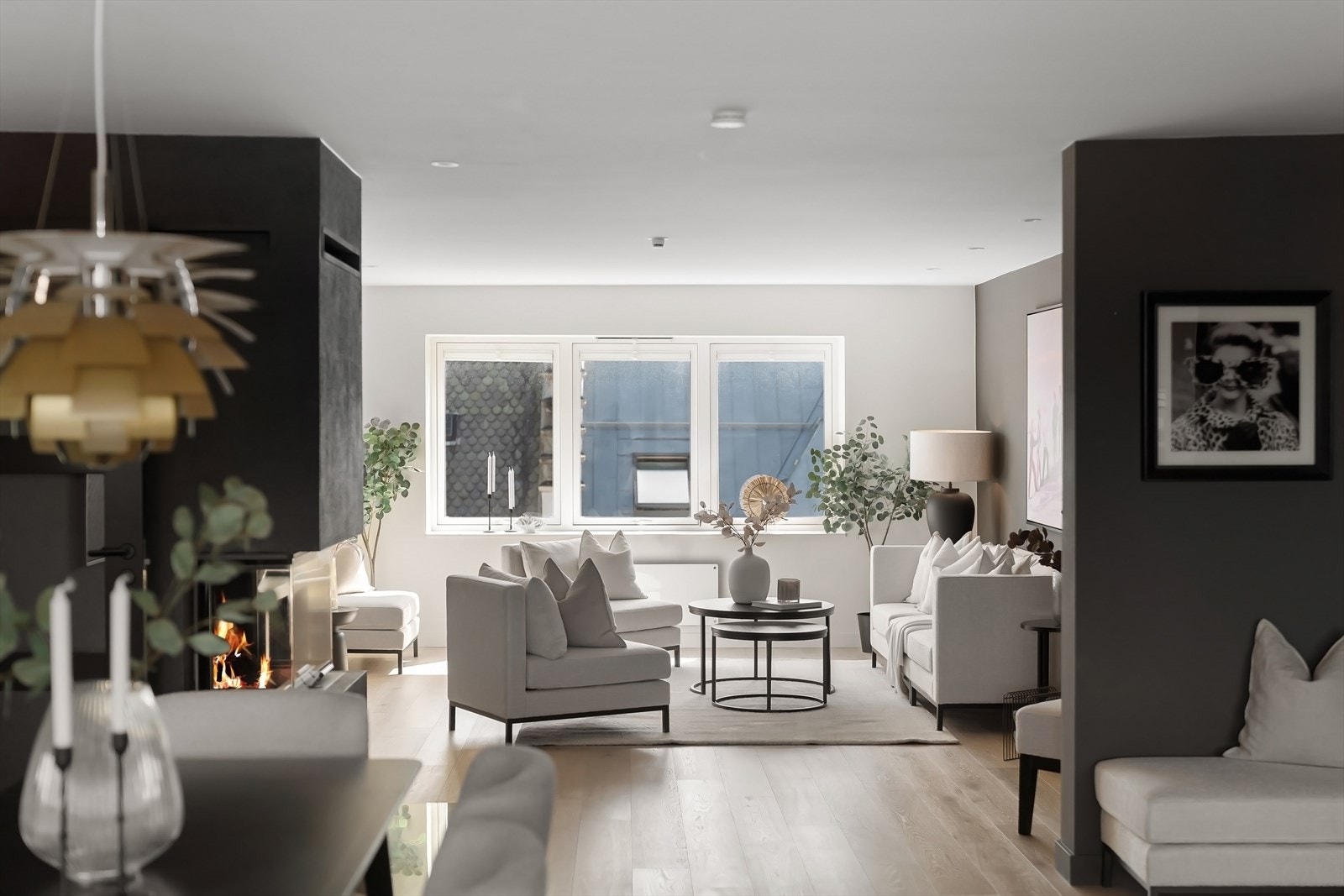 Store vindusflater gir rikelig med naturlig lys i leiligheten. Galleribilde