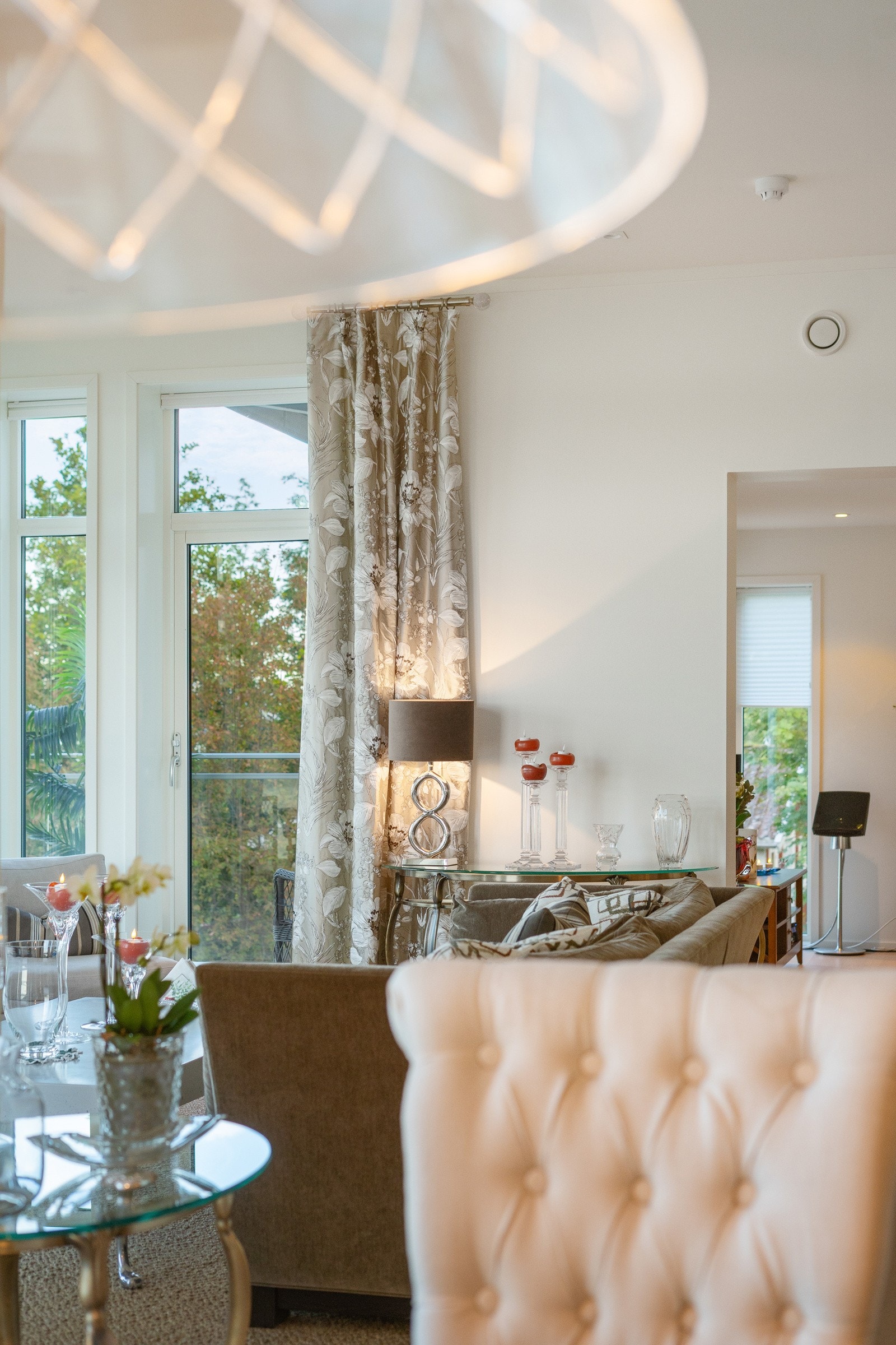 Detaljer fra spisestuen. Galleribilde