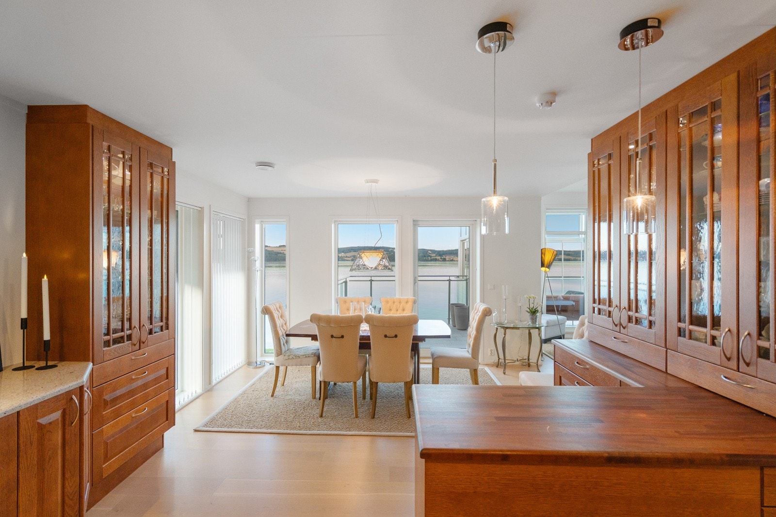 .Integrerte hvitevarer som stekeovn, induksjonstopp, mikro, oppvaskmaskin, kjøleskap og vinskap. Galleribilde