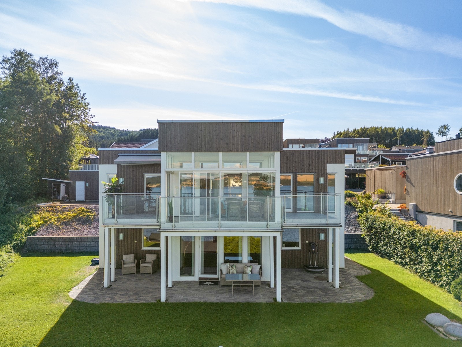 Dette er en romslig og stilfull enebolig fra 2012 med høy standard og gjennomtenkt planløsning. Galleribilde