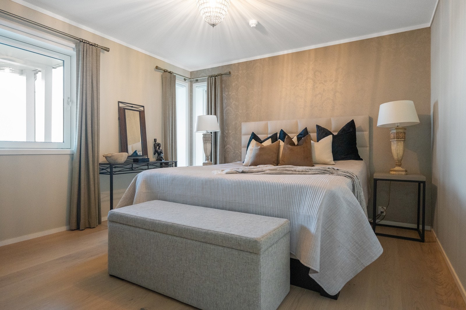 Videre finnes to gode soverom, to garderober, bad, vaskerom, bod og teknisk rom. Galleribilde