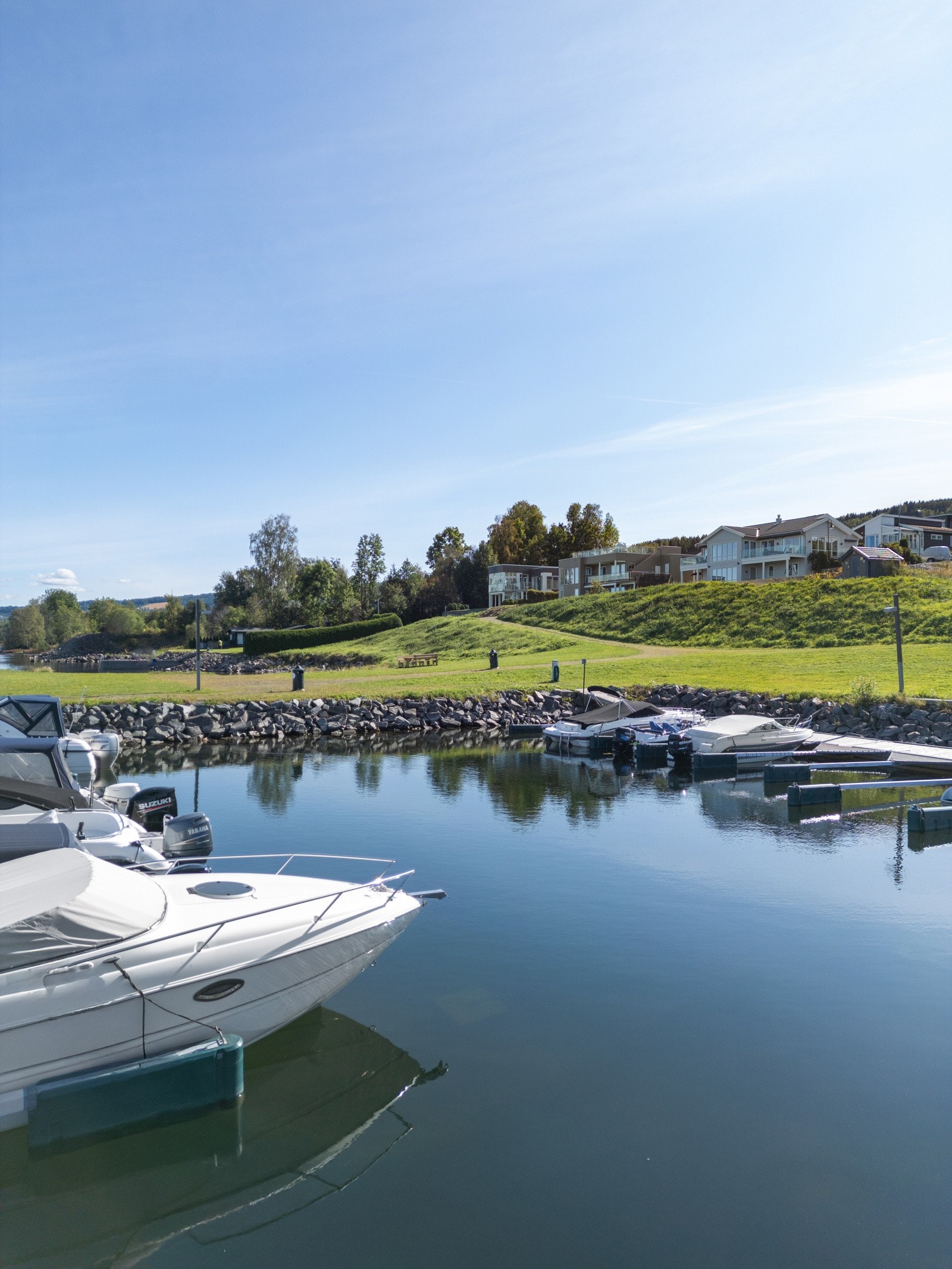 Som en ekstra bonus følger det med egen båtplass rett nedenfor huset. Galleribilde