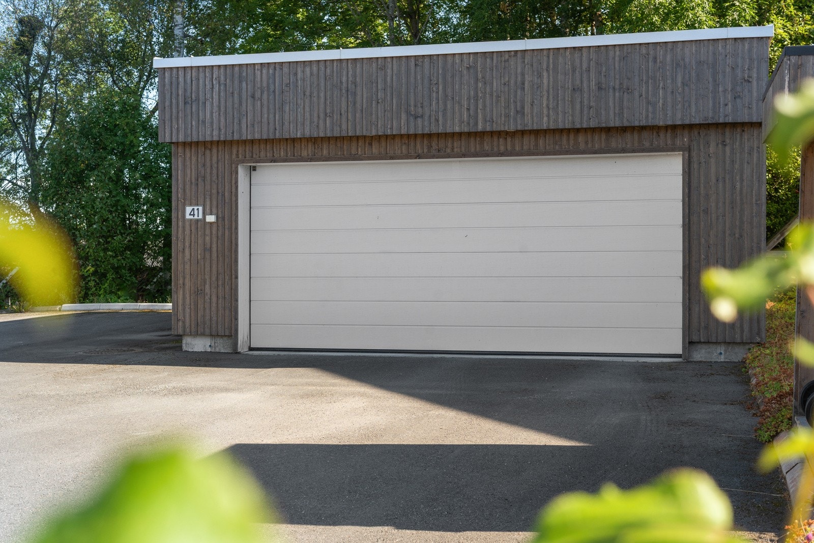 Her finner du også dobbelgarasje, som gir god plass til biler, sportsutstyr og oppbevaring. Galleribilde