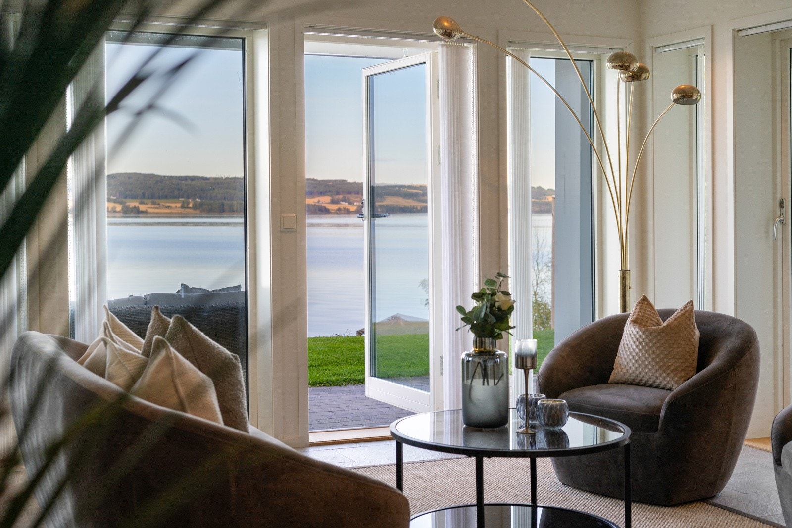 Fra stuen er det direkte utgang til altan og videre til hagen. Galleribilde