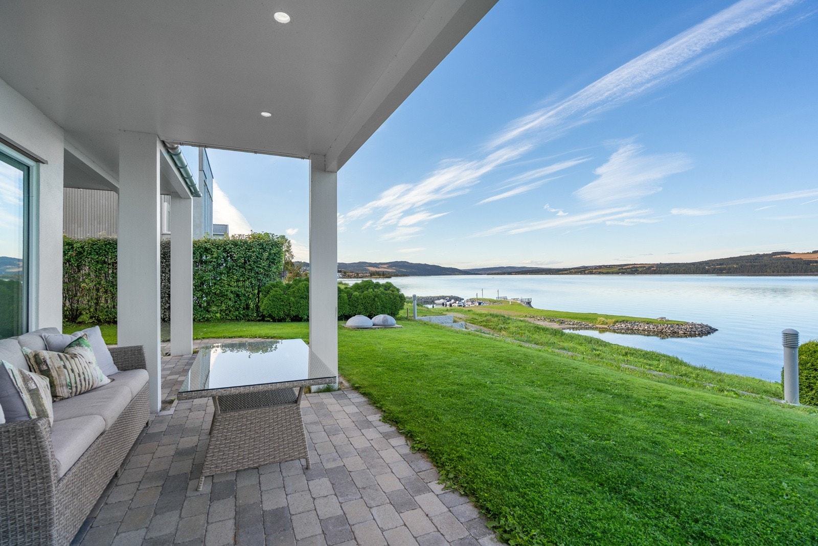 Her kan du nyte morgenkaffen mens du tar inn den flotte utsikten. Galleribilde