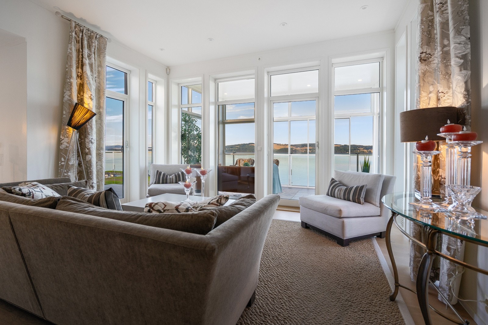 Stuene har store vindusflater, flott lysinnslipp og nydelig utsikt mot Mjøsa. Galleribilde