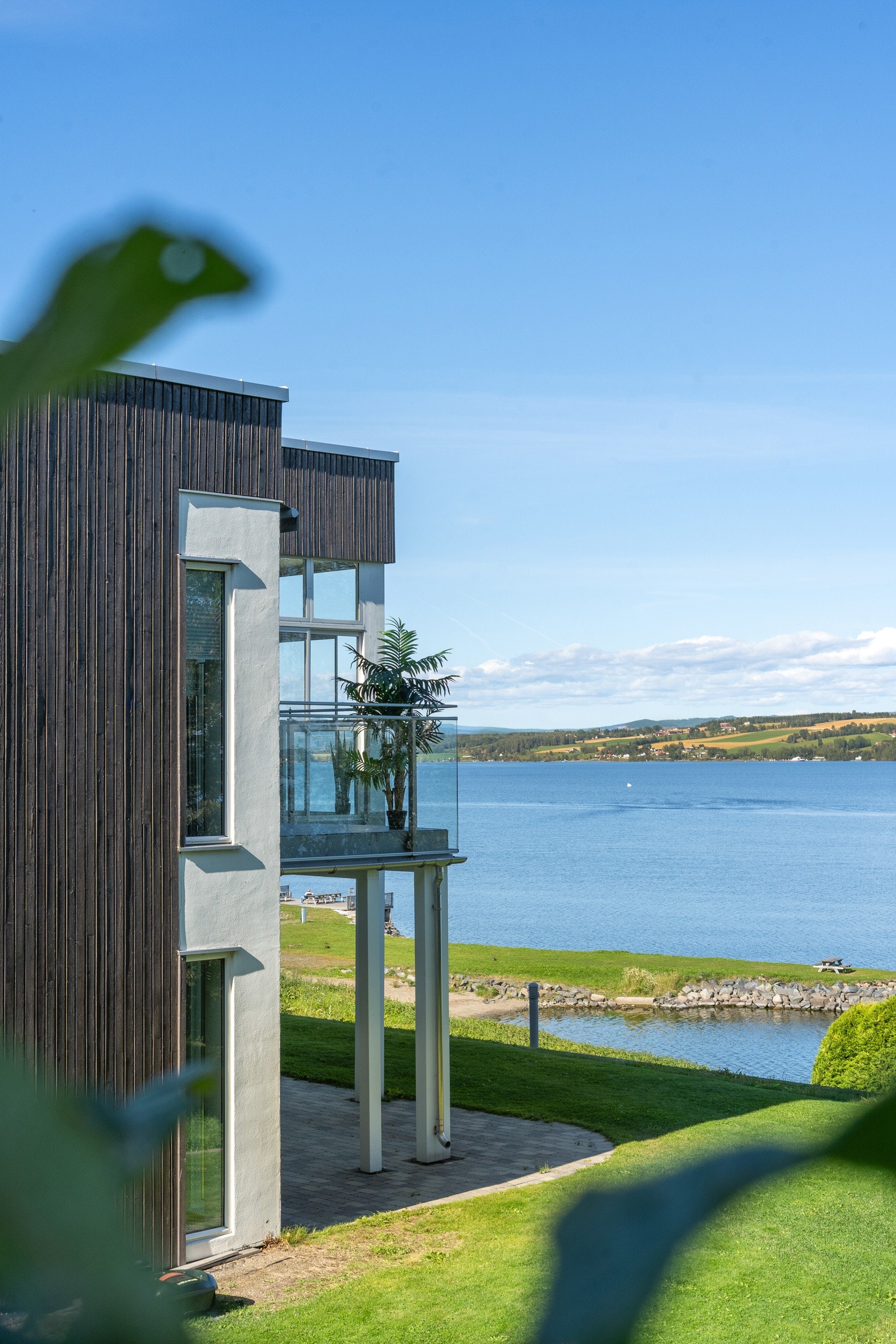En fredelig og naturskjønn tilværelse ved Mjøsa, kombinert med nærhet til byen og alt du trenger i hverdagen. Galleribilde