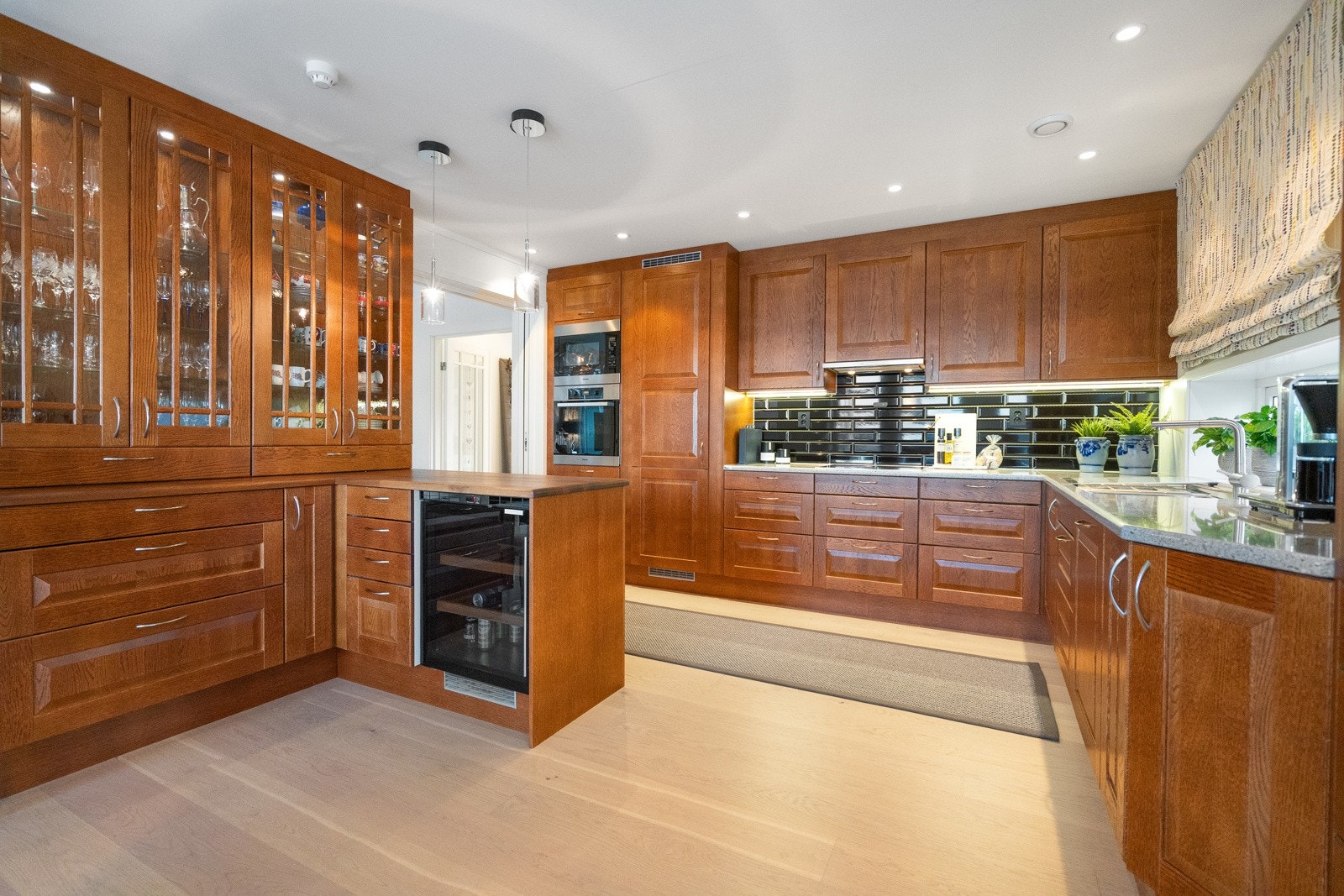 Kjøkkenet er et naturlig midtpunkt i hjemmet. Galleribilde