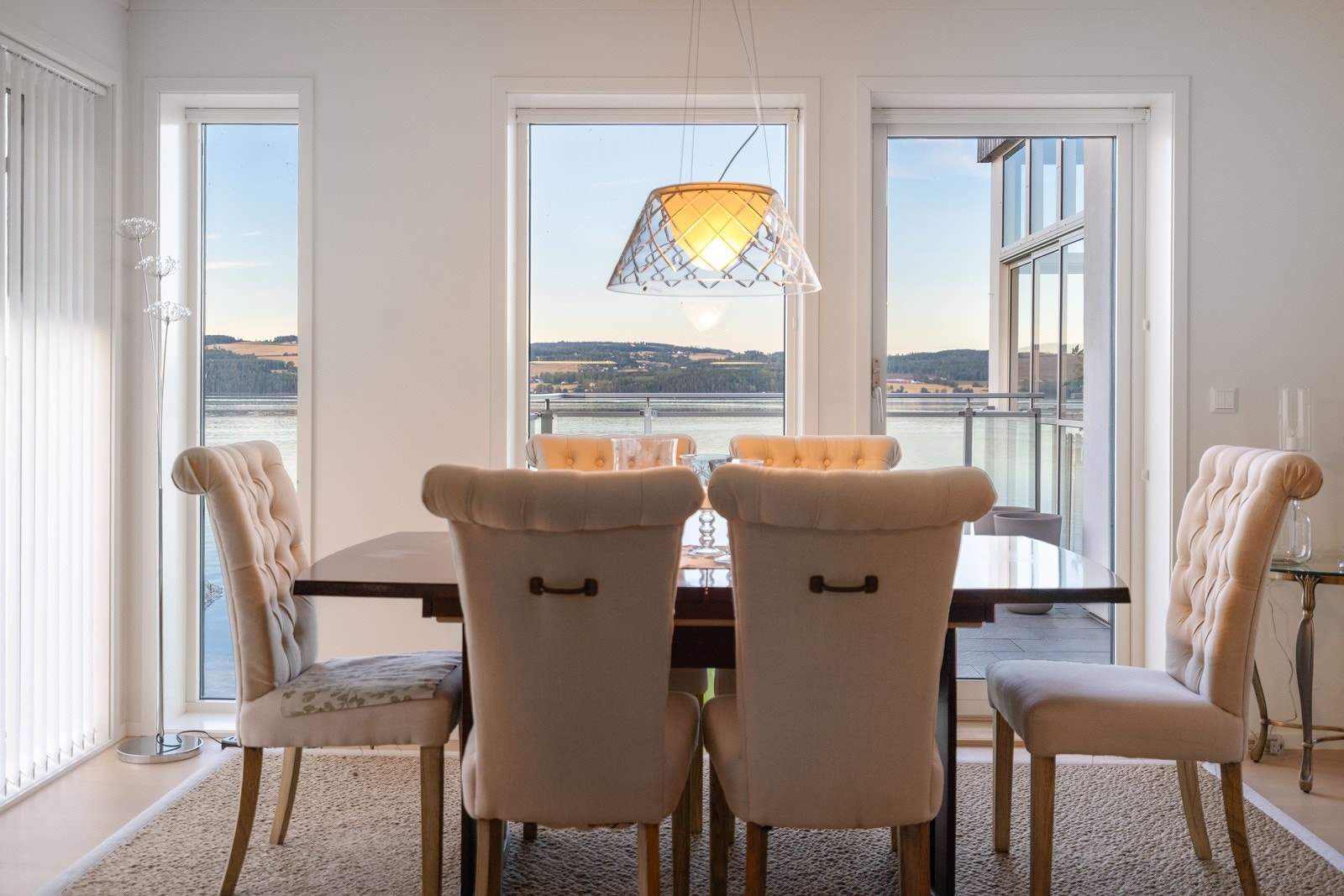 Plass til stort spisebord med stoler. Galleribilde