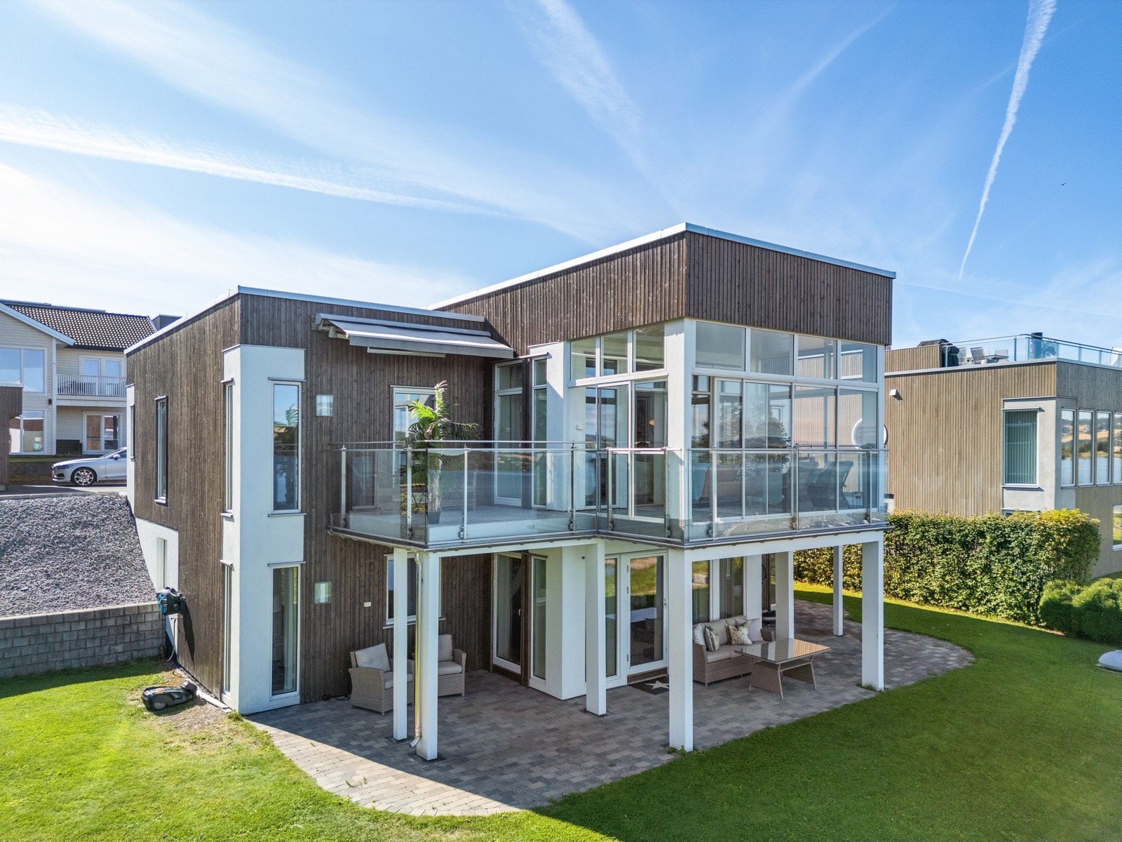 Eiendommen ligger rett sør for Gjøvik sentrum, nedenfor Bondelia. Galleribilde