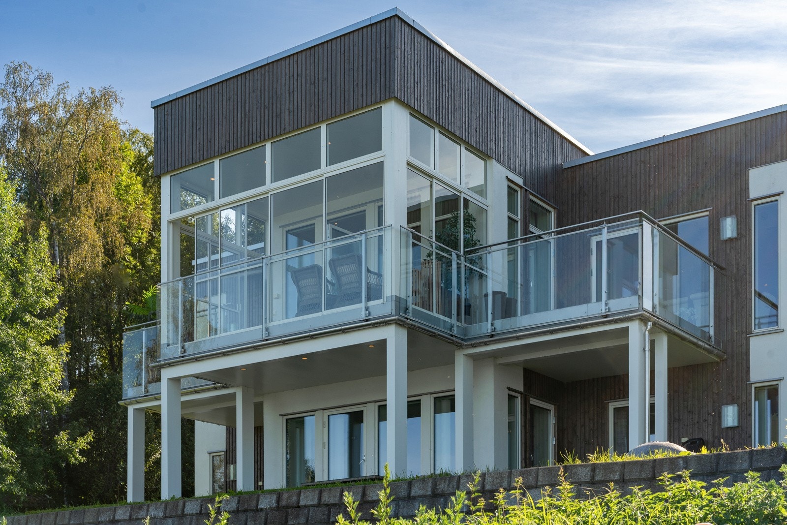 I tillegg finnes en altan med adkomst fra stue i u.etg, samt en ifm. inngangspartiet. Galleribilde