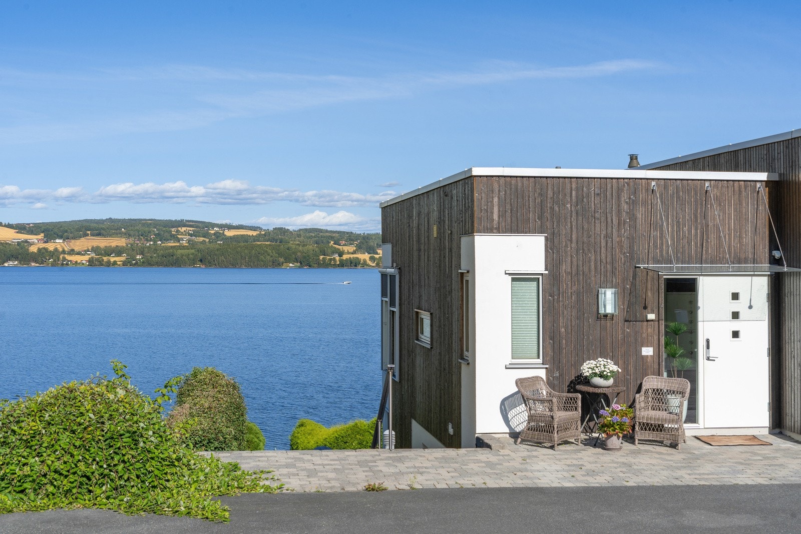 Her bor du i et etablert og solrikt boligområde, samtidig som du har sentrum bare fem minutter unna med bil. Galleribilde