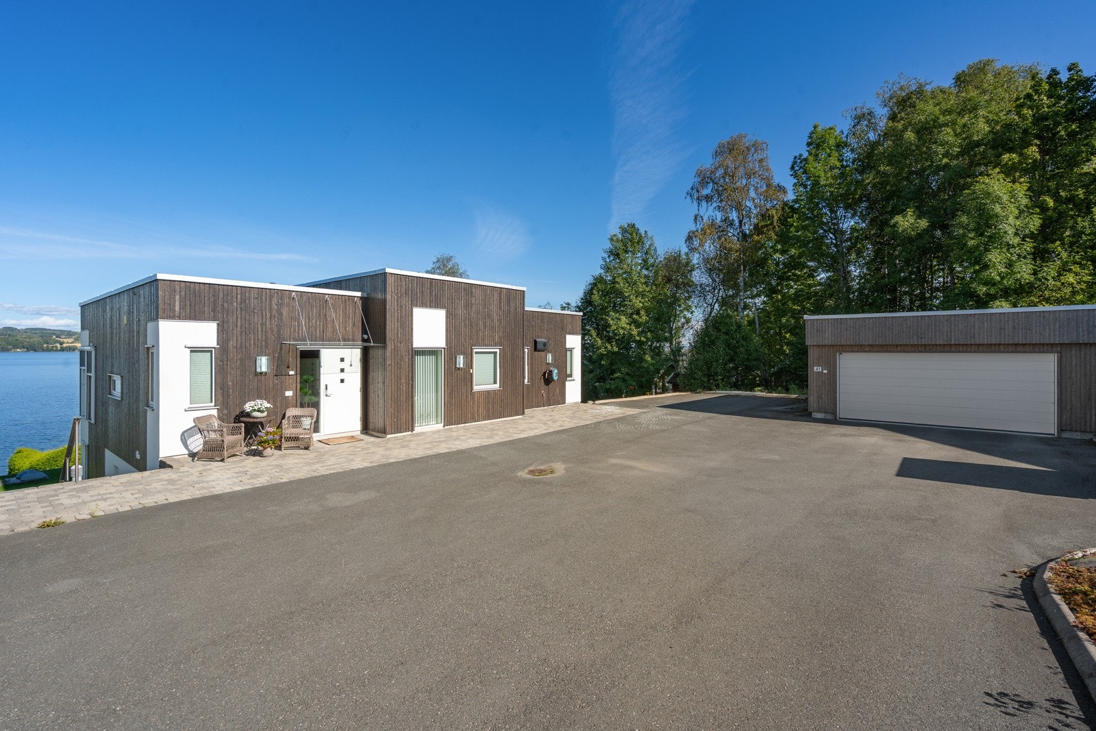 Eiet tomten på 808 m² som er opparbeidet med plen, beplantning, steinlagt gårdsplass og asfalterte biloppstillingsplasser. Varme under brostein foran inngangspartiet. Galleribilde