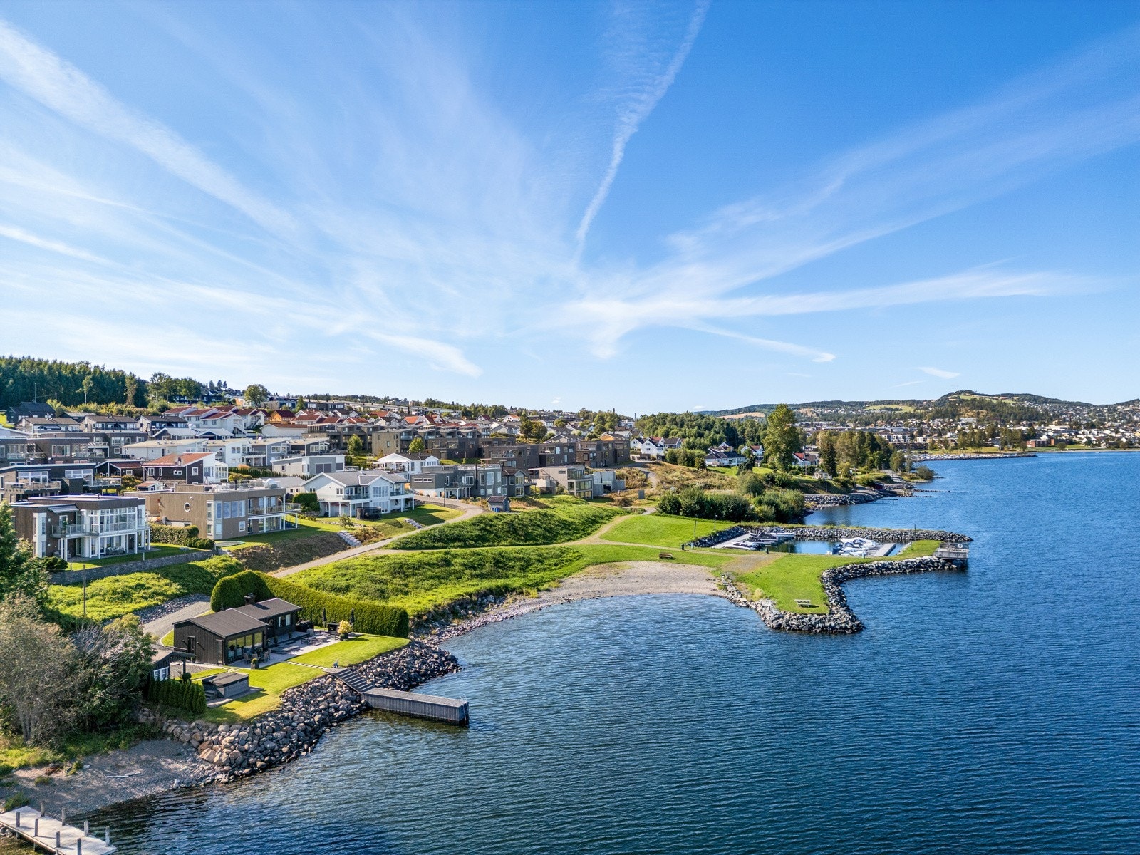 Her får du det beste fra to verdener - naturskjønn idyll ved Mjøsa, kombinert med kort vei til byens fasiliteter. Galleribilde
