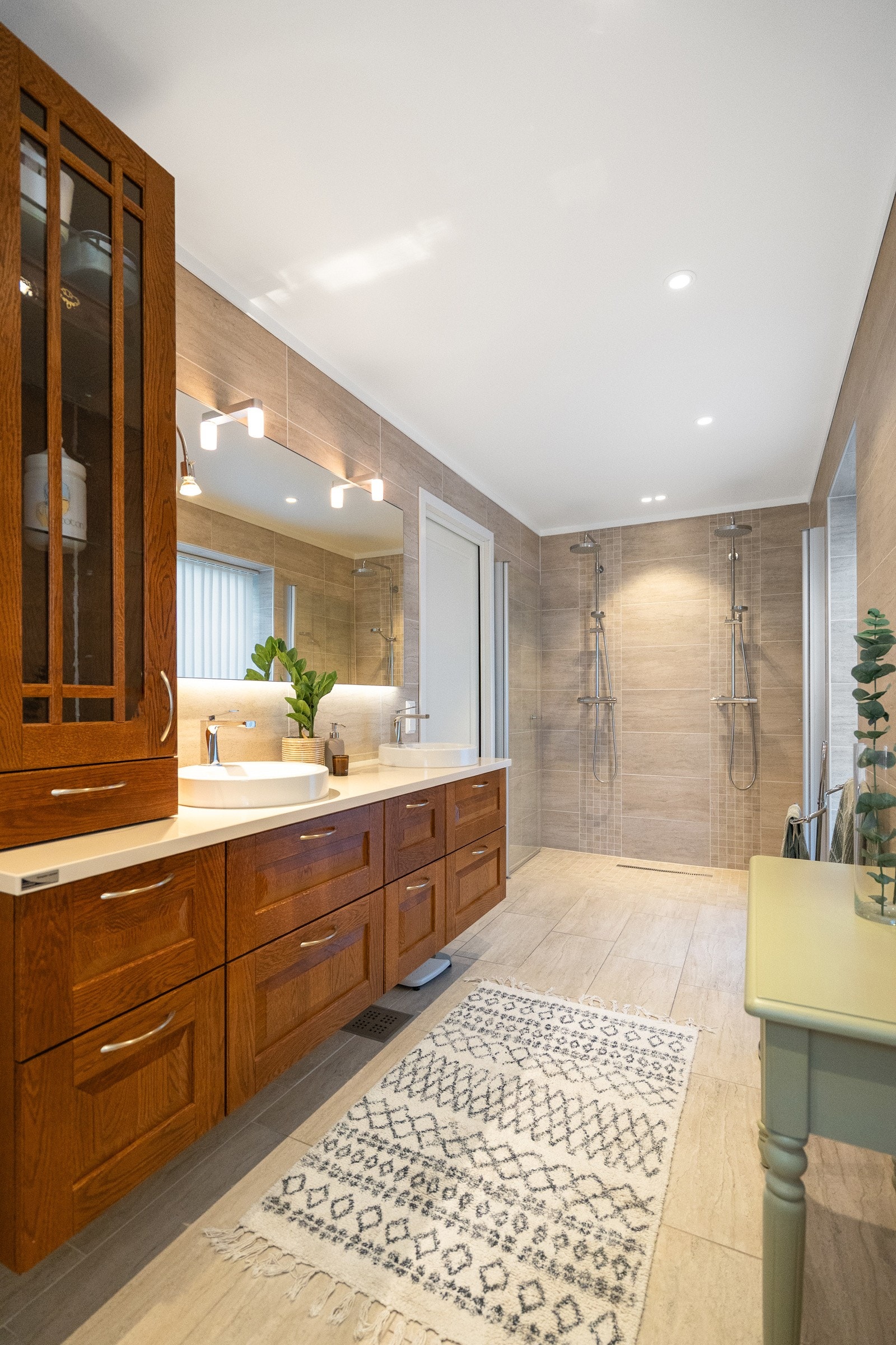 Badet er flislagt og innredet med romslig baderomsinnredning, dusj og wc. Galleribilde