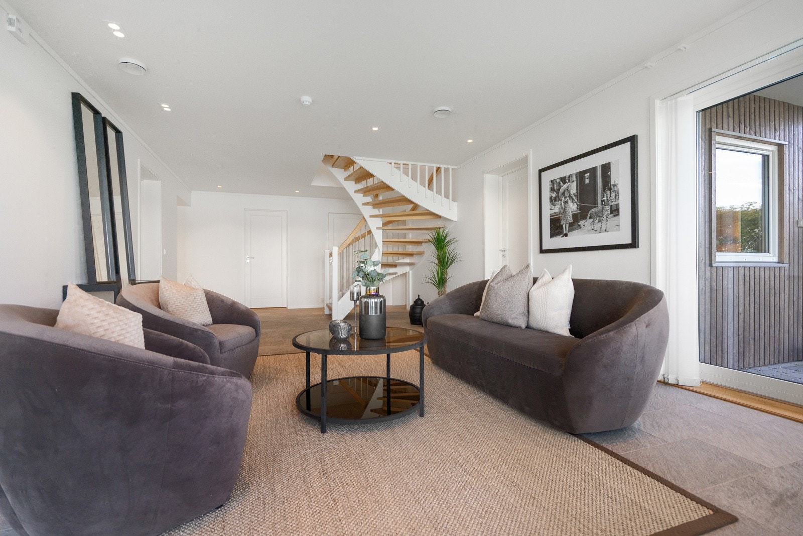 Den innholdsrike underetasjen byr på bla. en egen stue. Galleribilde