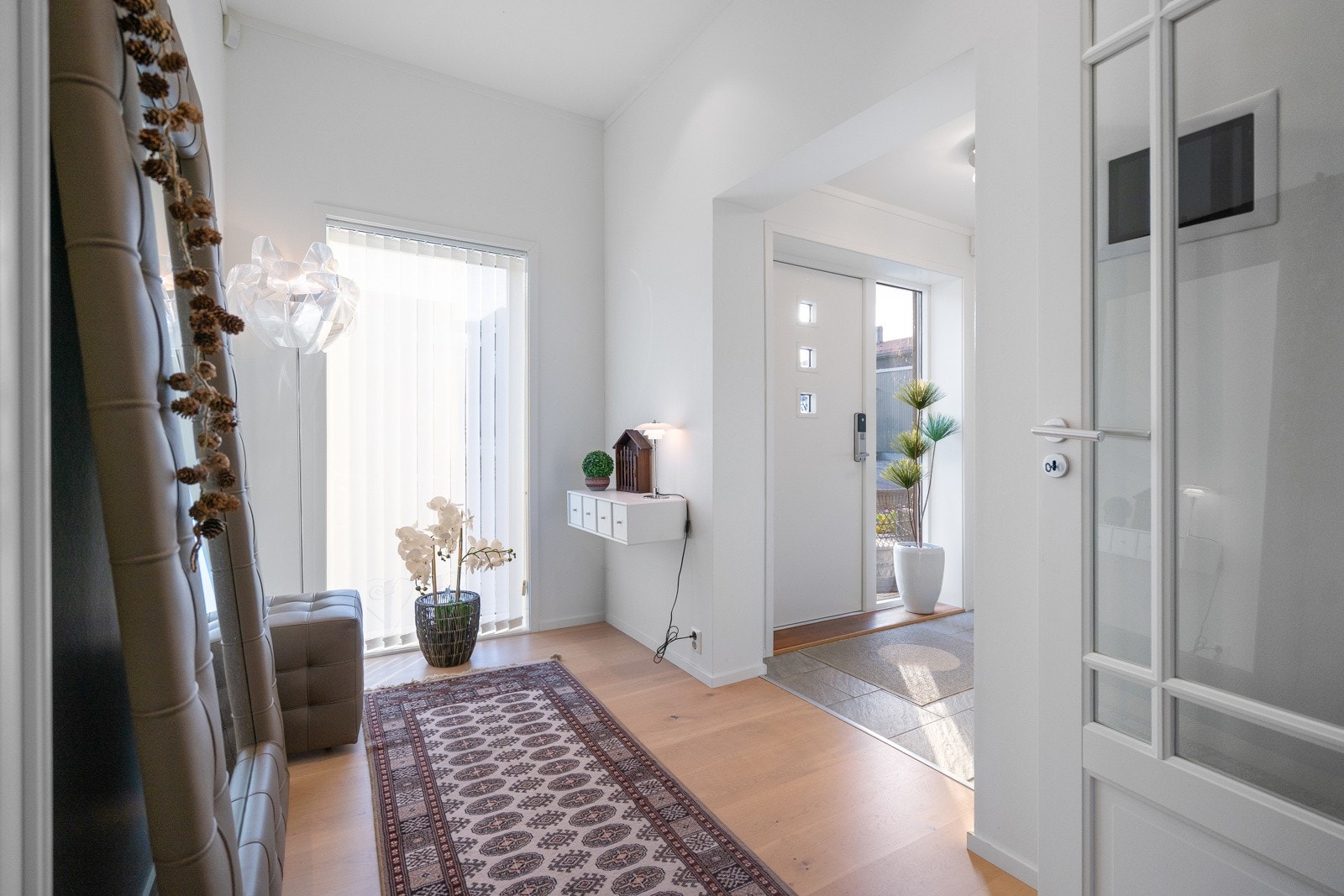 Her møtes du av en innbydende entré som leder videre til to stuer. Galleribilde