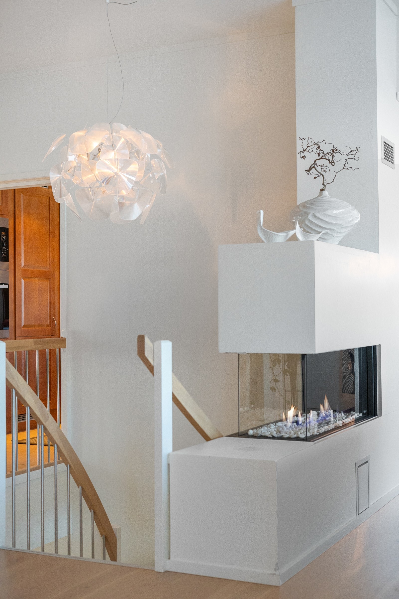 Trapp i treverk mellom etasjene. Galleribilde