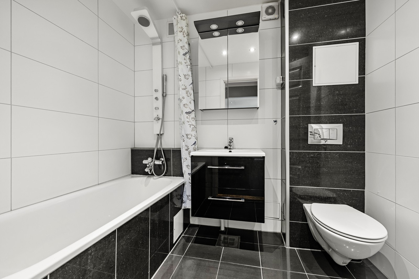 Badet i første etasje er helfliset og har badekar for ekstra komfort. Galleribilde