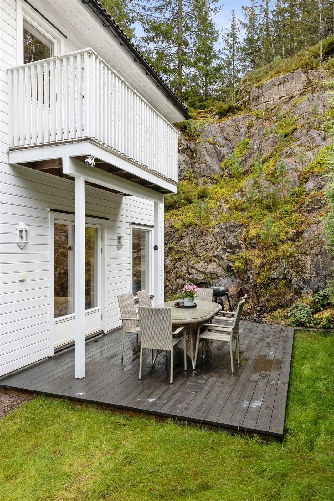 Tomten til denne boligen er romslig og har en fin plassering. Få meter til både utebod og garasjeplass. Galleribilde