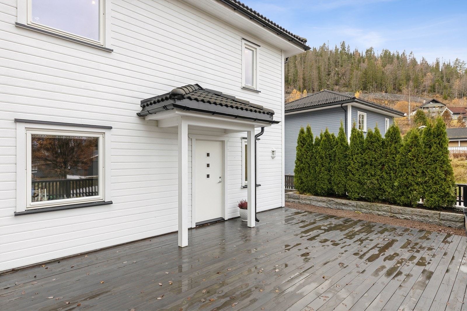 En romslig terrasse ved inngangspartiet. Galleribilde