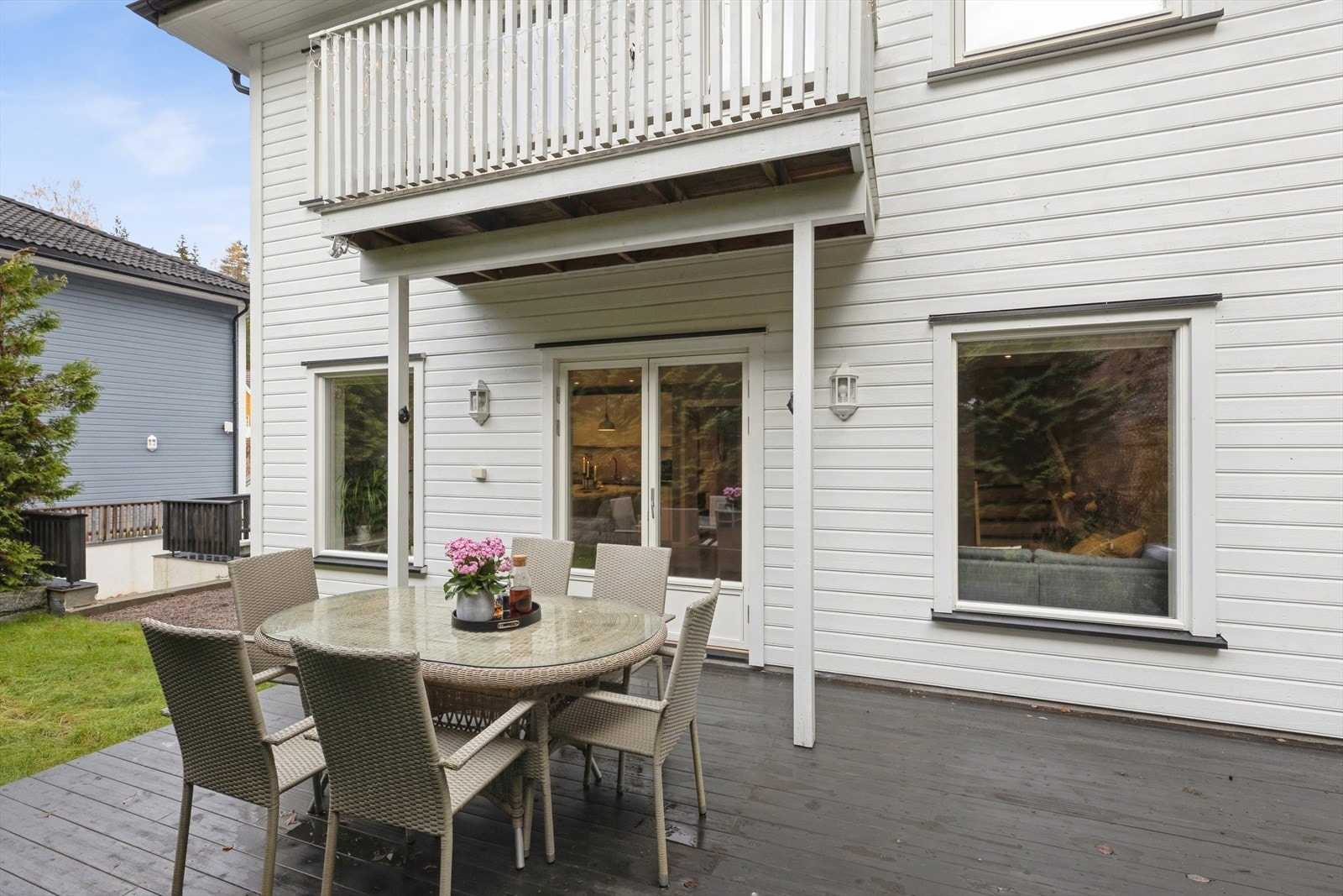 Romslig terrasse med god plass til utemøbler. Galleribilde