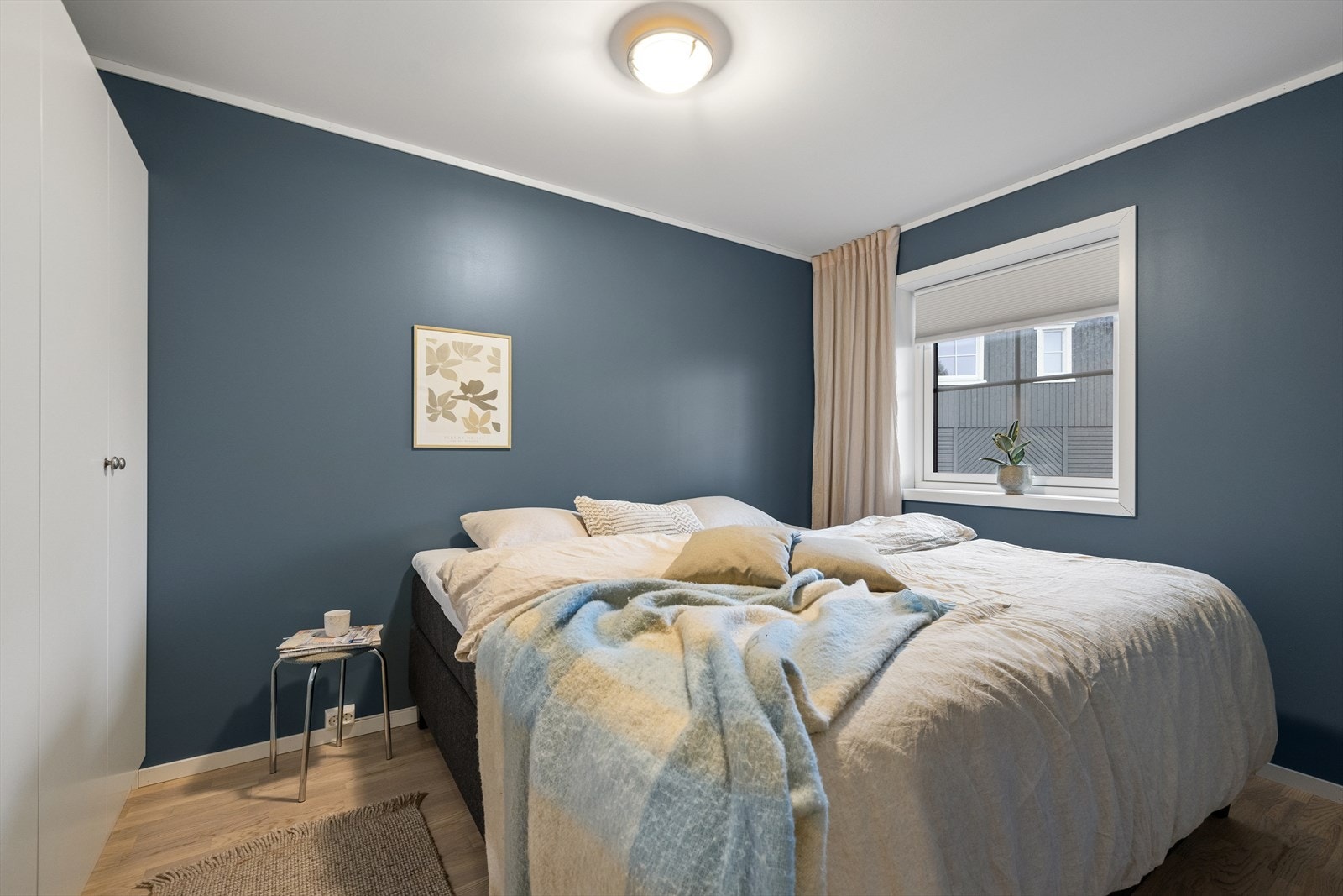 Hovedsoverommet har en romslig utforming, med god plass til både dobbelseng og nattbord. Galleribilde