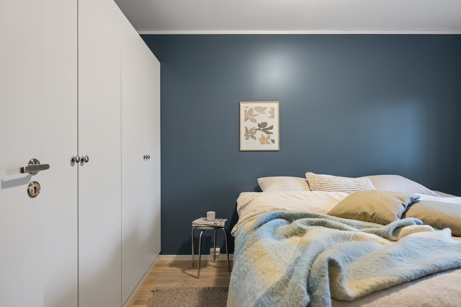 Rommet har også gode garderobeløsninger som gir rikelig med oppbevaringsplass. Galleribilde