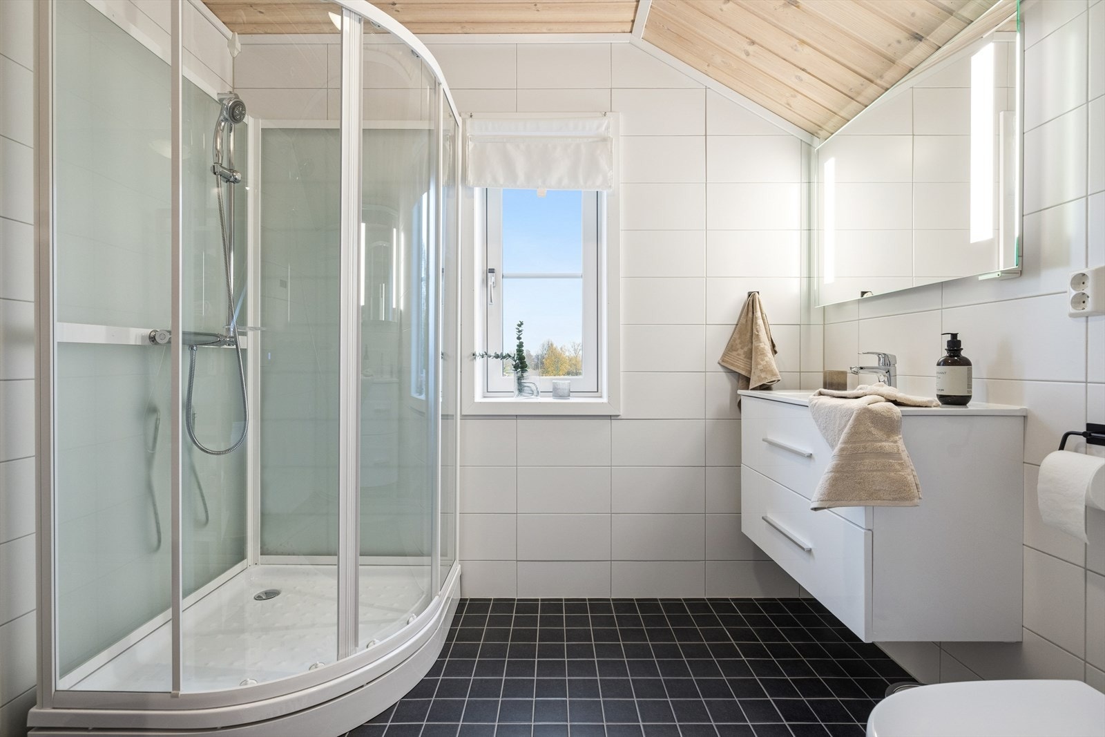 Det andre badet er lokalisert I boligens andre etasje. Galleribilde