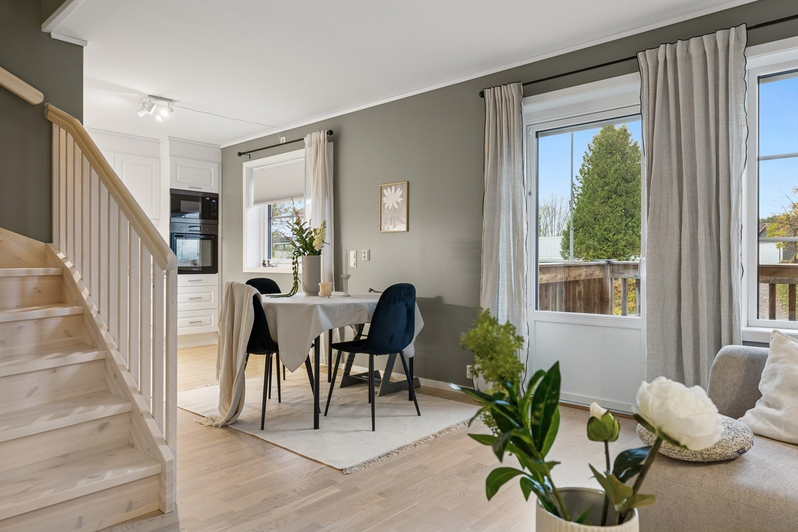 Den åpne løsningen til kjøkkenet gir en god romfølelse. Galleribilde