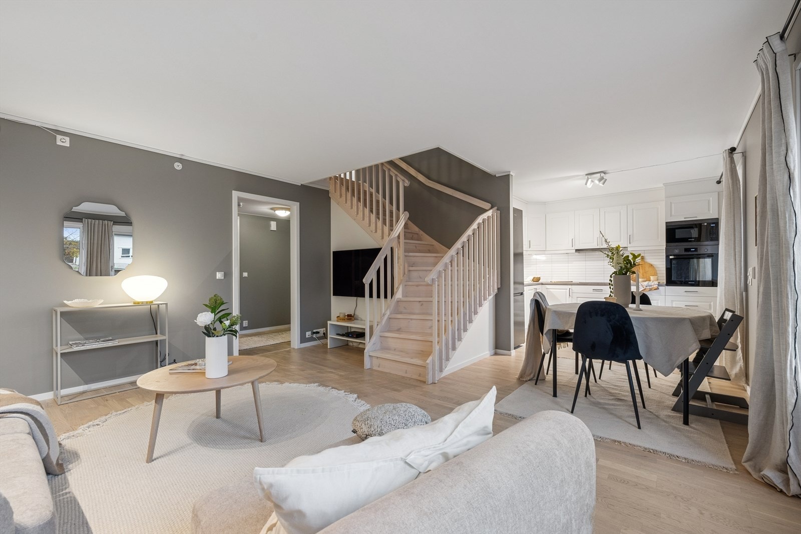 Stuen har en særdeles moderne og behagelig gjennomførelse og byr på gode muligheter for innredning med møblement etter eget ønske. Galleribilde