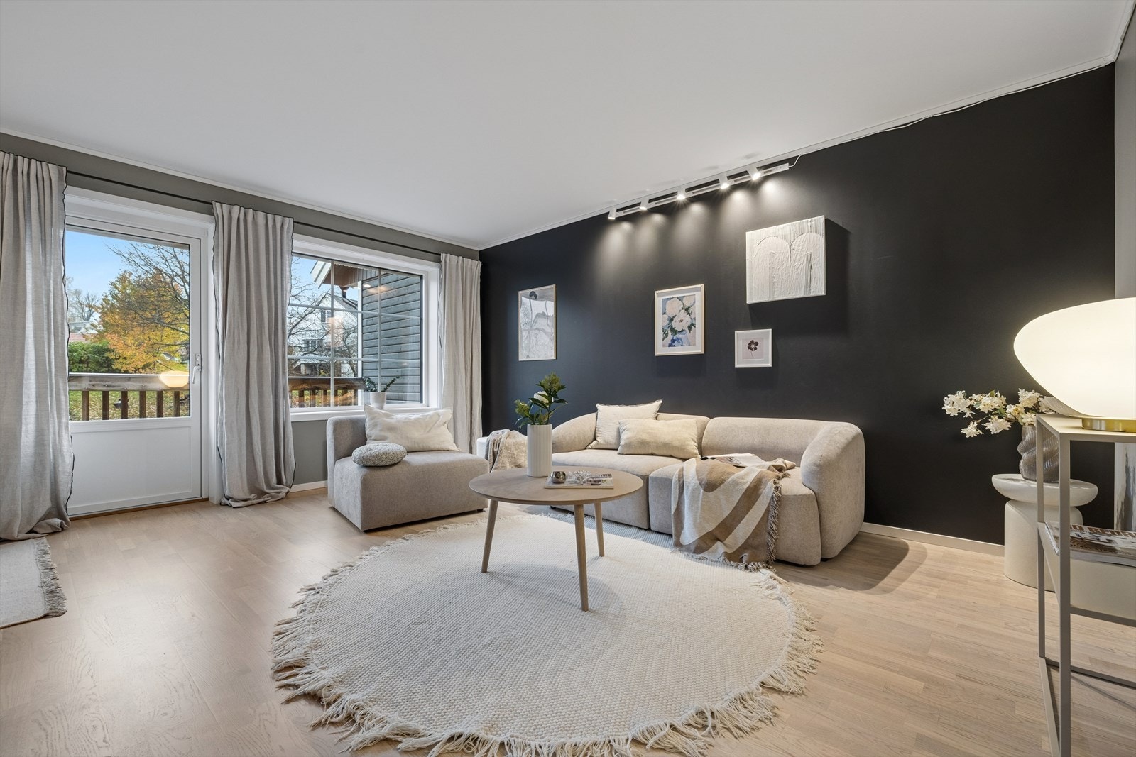 Romslig stue og spisestue med åpen løsning mot kjøkkenet. Galleribilde