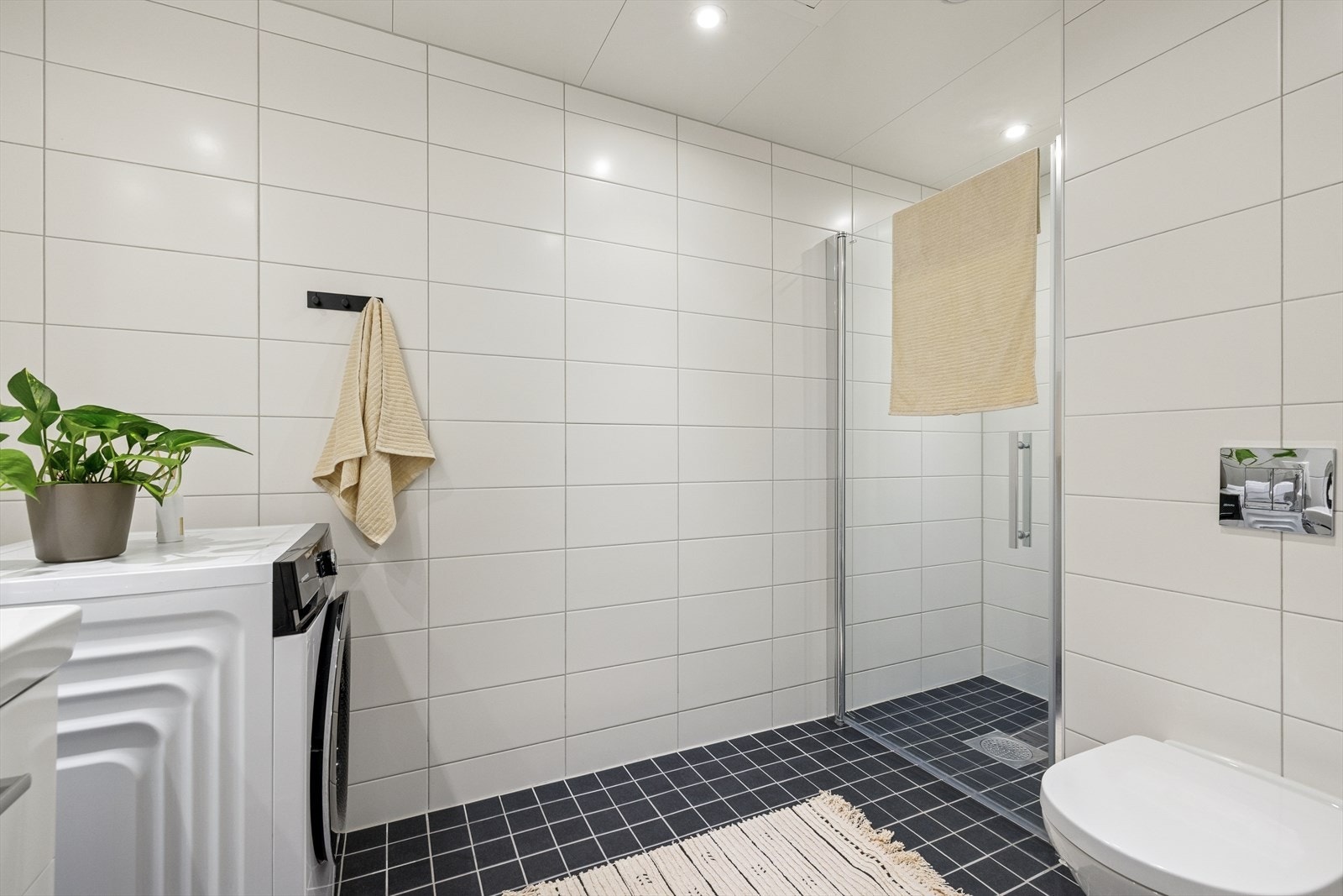 Badet i hovedetasjen er delikat gjennomført med flislagt gulv og vegger. Galleribilde