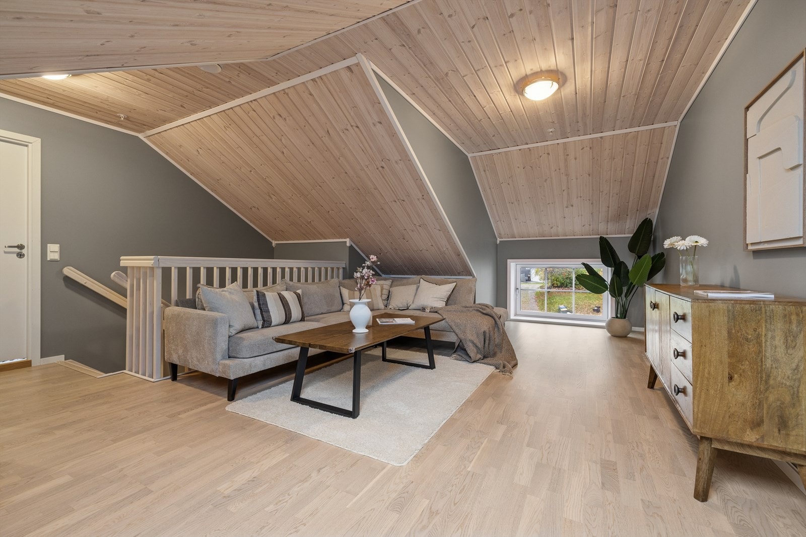 Når du kommer opp trappen, møtes du av en innbydende loftstue som gir et ekstra oppholdsrom - perfekt når barna eller ungdommene har venner på besøk. Galleribilde