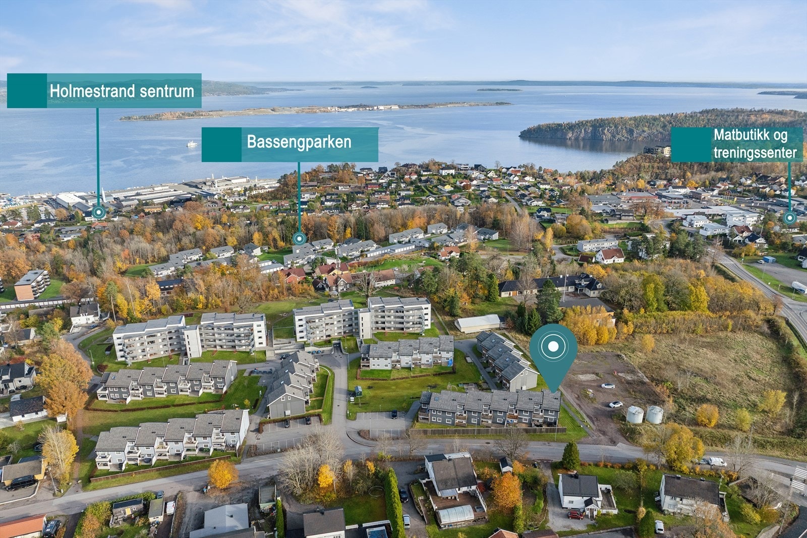 Boligen ligger i et meget populært, veletablert og barnevennlig boligområde på Ekeberg i Holmestrand. Galleribilde