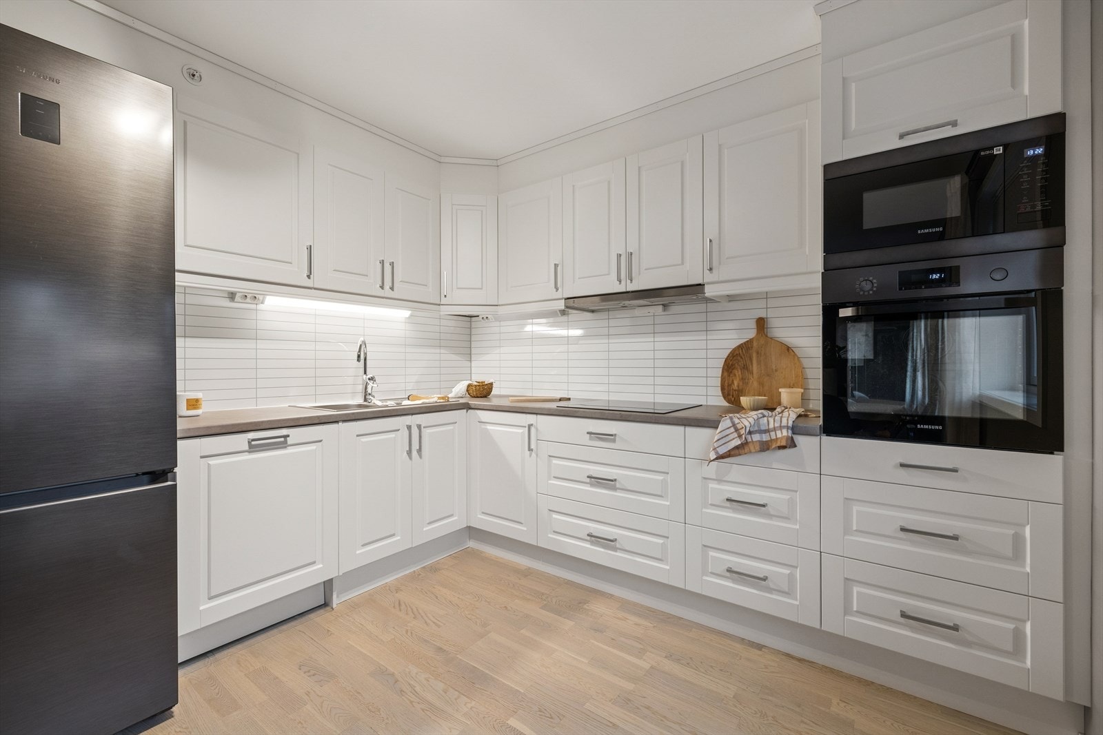 Kjøkkenet er utstyrt med platetopp, stekeovn, mikrobølgeovn og oppvaskmaskin, samt plass til kjøle-/fryseskap. Galleribilde