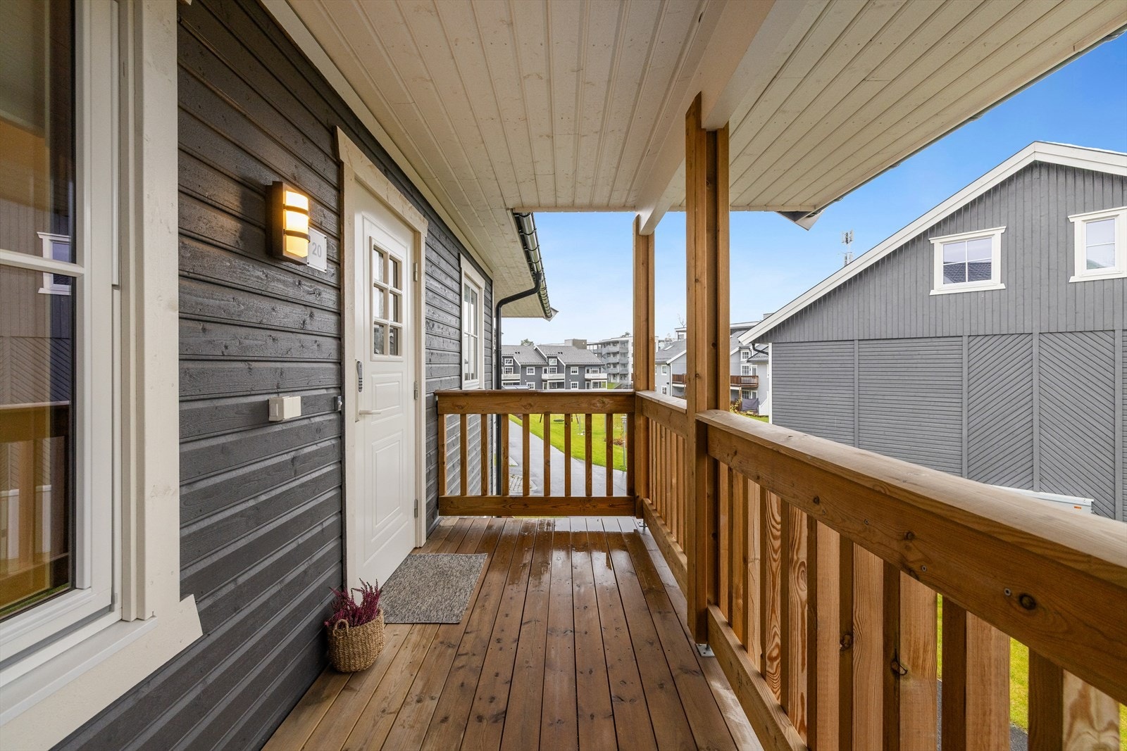 I forbindelse med inngangspartiet finner vi et flott og overbygget uteområde med terrasseareal. Her er det god plass til utemøblement etter eget ønske. Galleribilde