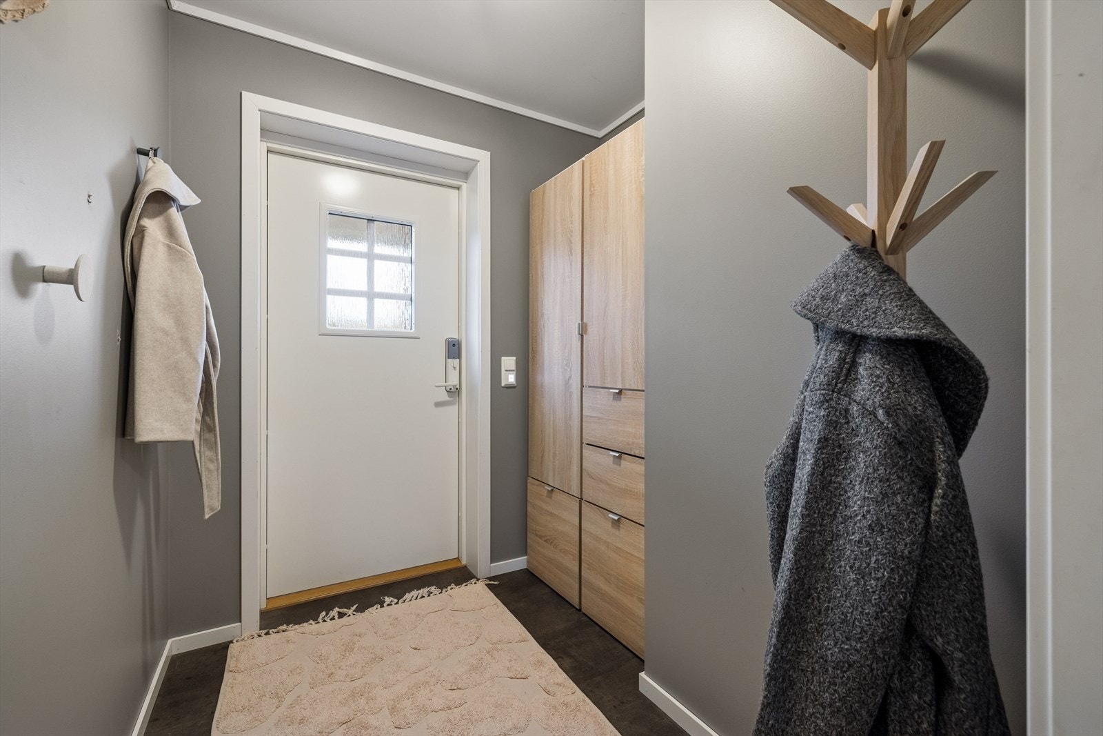 Entreen er utstyrt med praktiske løsninger. Galleribilde