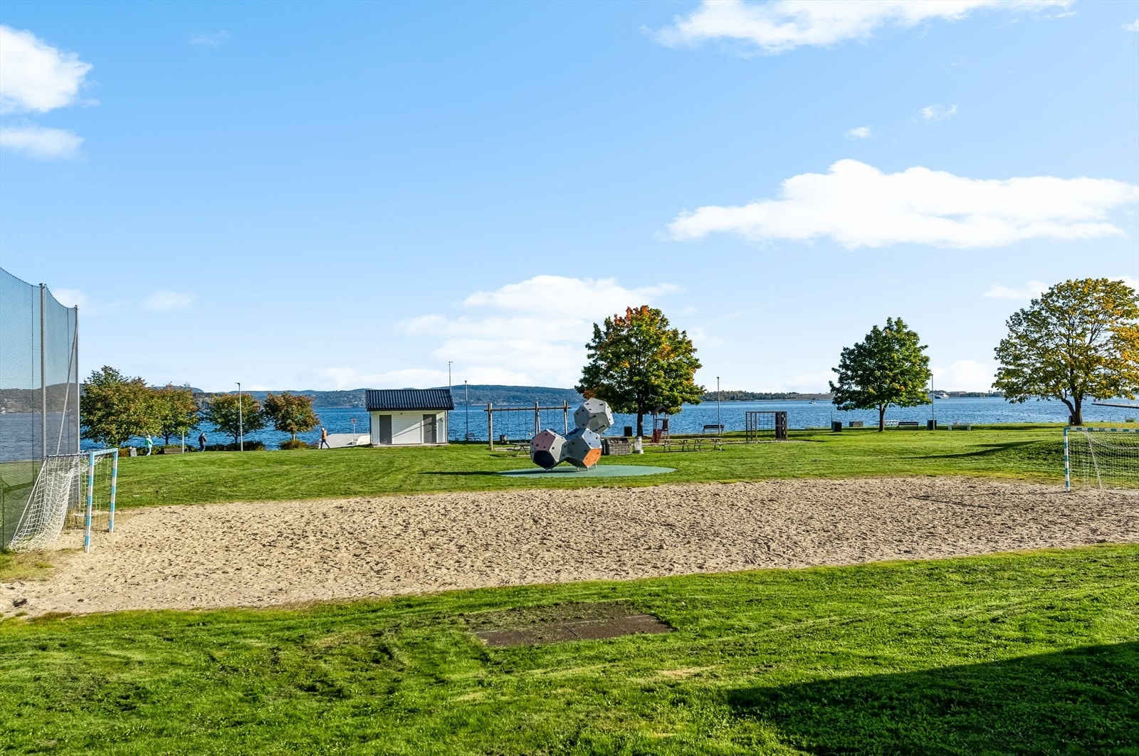 Holmestrand er en idyll om sommeren med badestrender og båthavn. Galleribilde