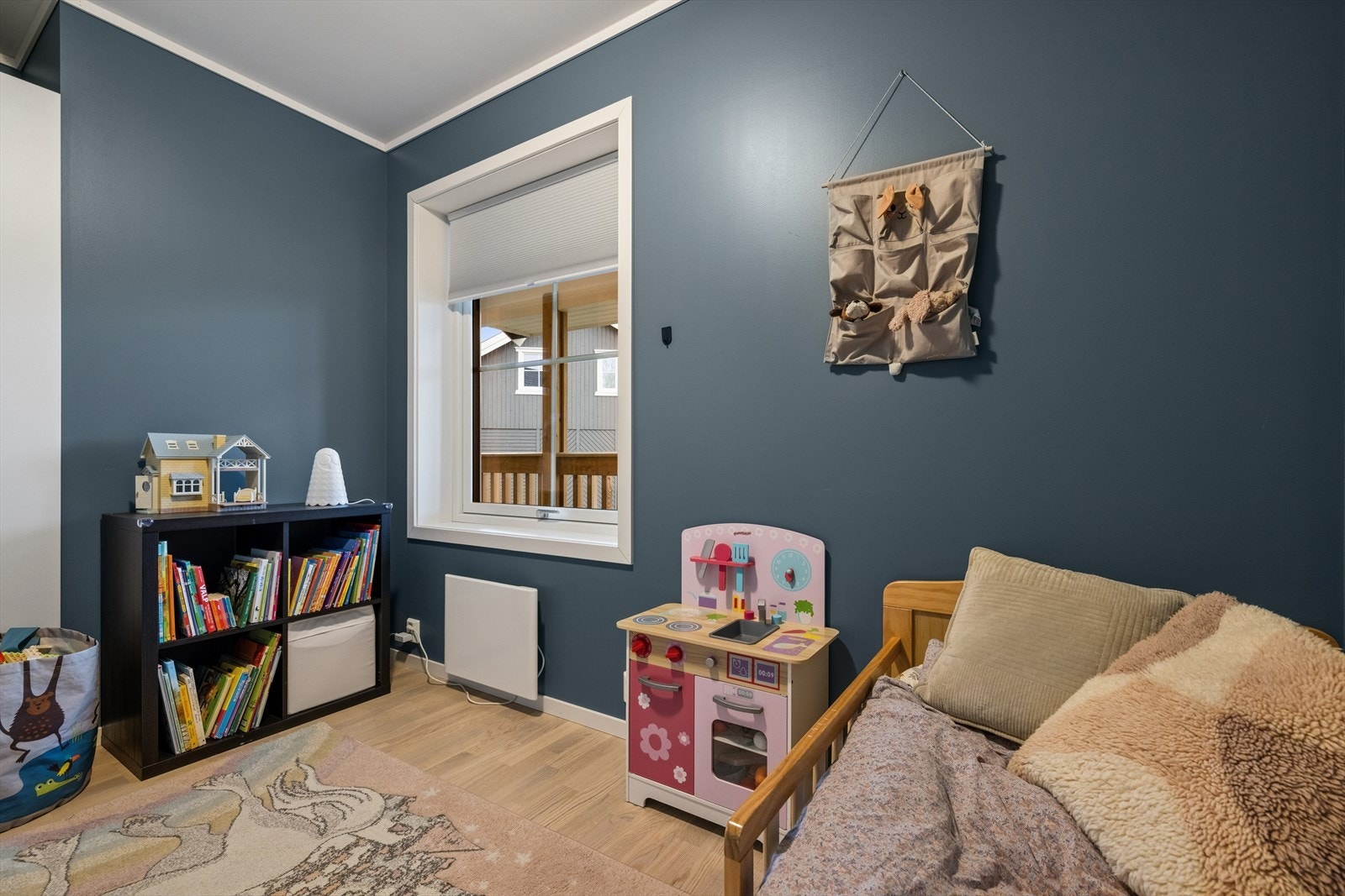 Rommet har på bakgrunn av sin fine størrelse et allsidige brukspotensiale og kan benyttes til både kontor, gjesterom, lekerom og bibliotek. Galleribilde