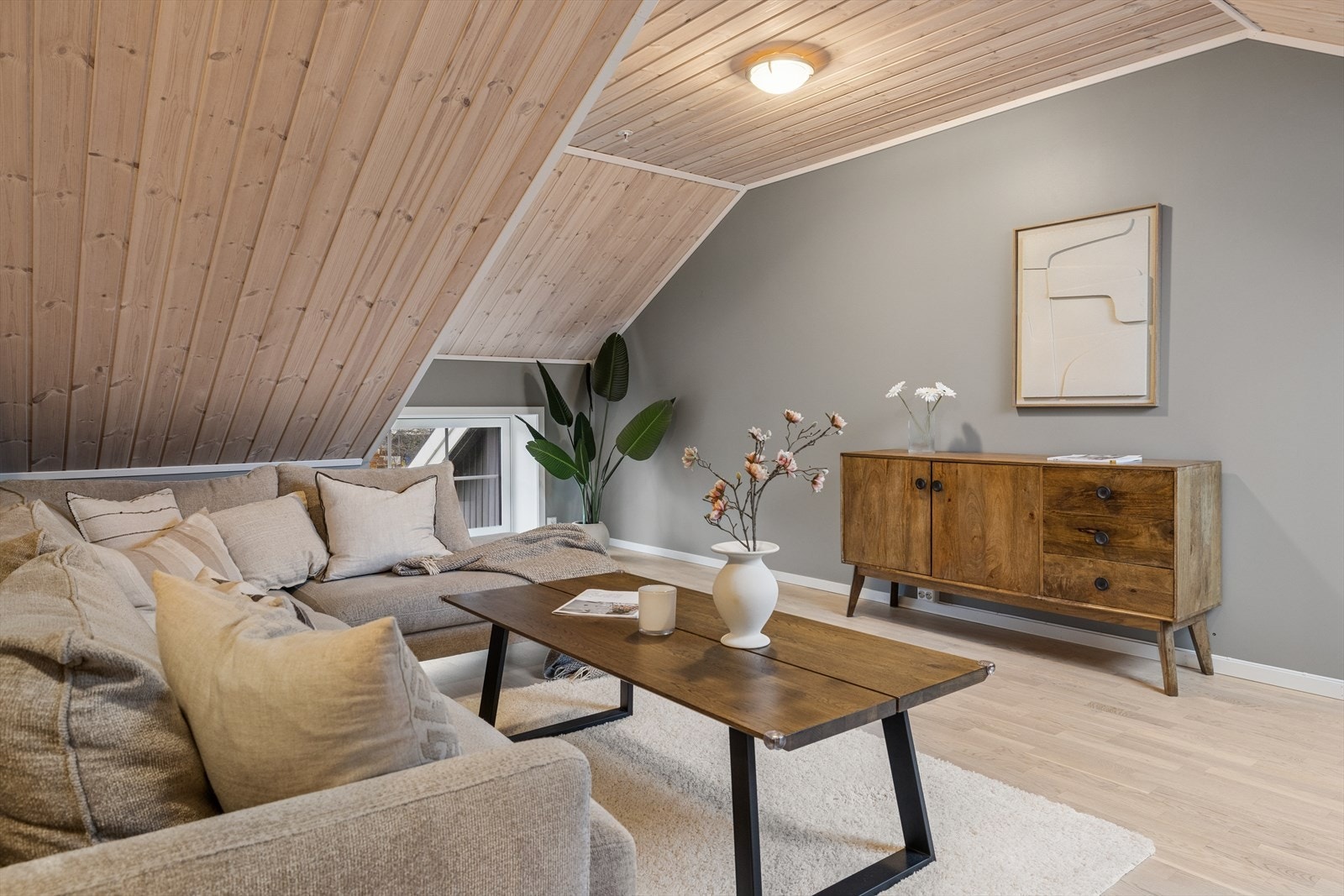 Her kan en innrede med både TV med tilhørende møblement, kontorkrok og stor sofagruppe. Alt etter ønsket formål og benyttelse. Galleribilde