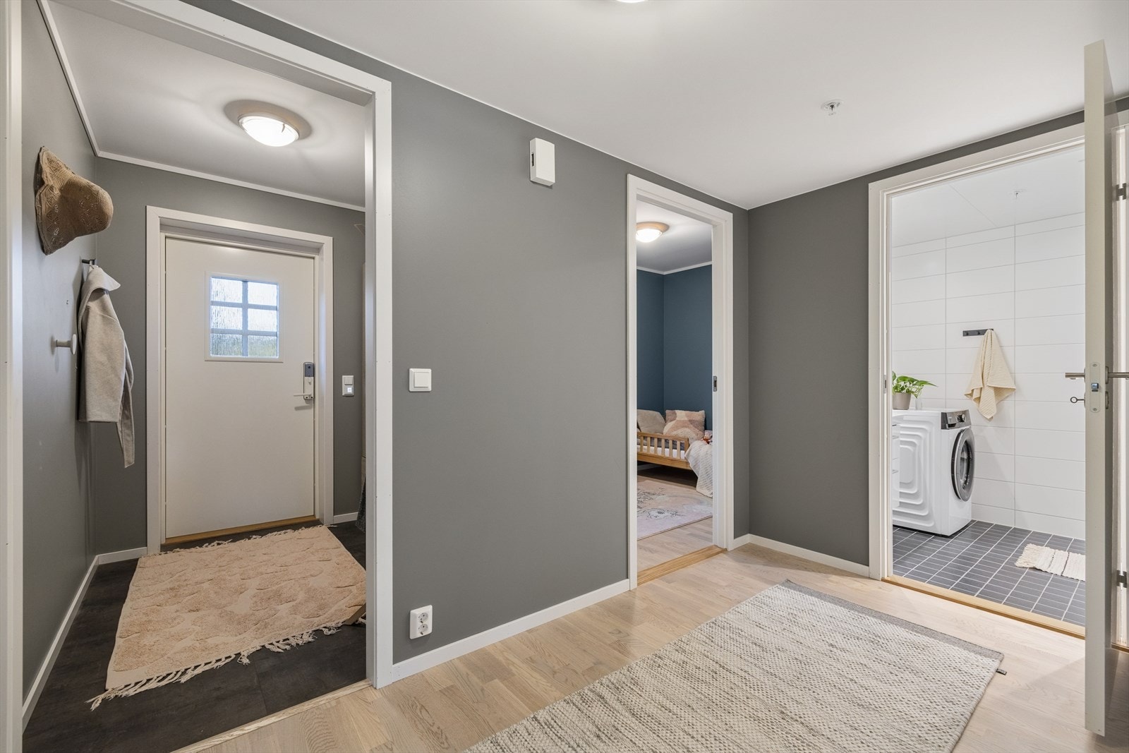 Fra entreen er det videre adkomst til en mellomgang som har videre adkomst til de øvrige rommene i leiligheten sin 1. etasje. Galleribilde