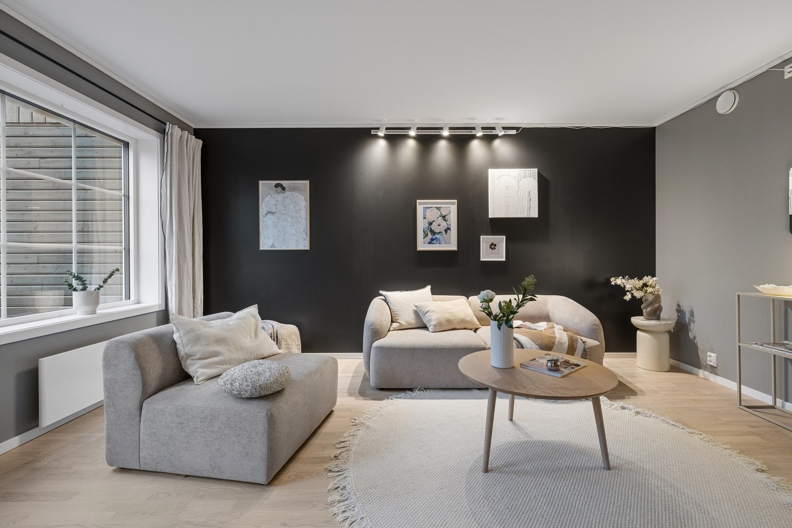 Rommet har en særdeles moderne og behagelig gjennomførelse og byr på gode muligheter for innredning med møblement etter eget ønske. Det er montert screens på alle vinduer og balkongdøren i rommet. Galleribilde