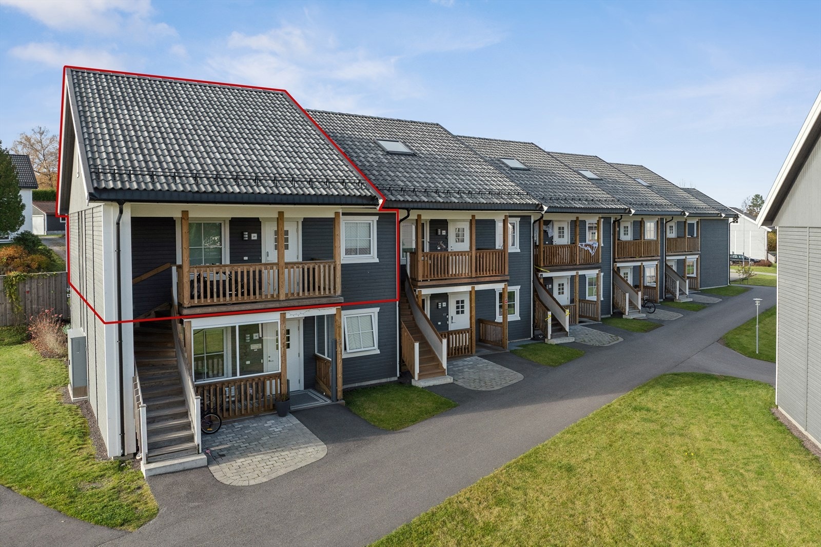 Leiligheten ligger fint plassert i andre etasje på enden av bygget. Galleribilde